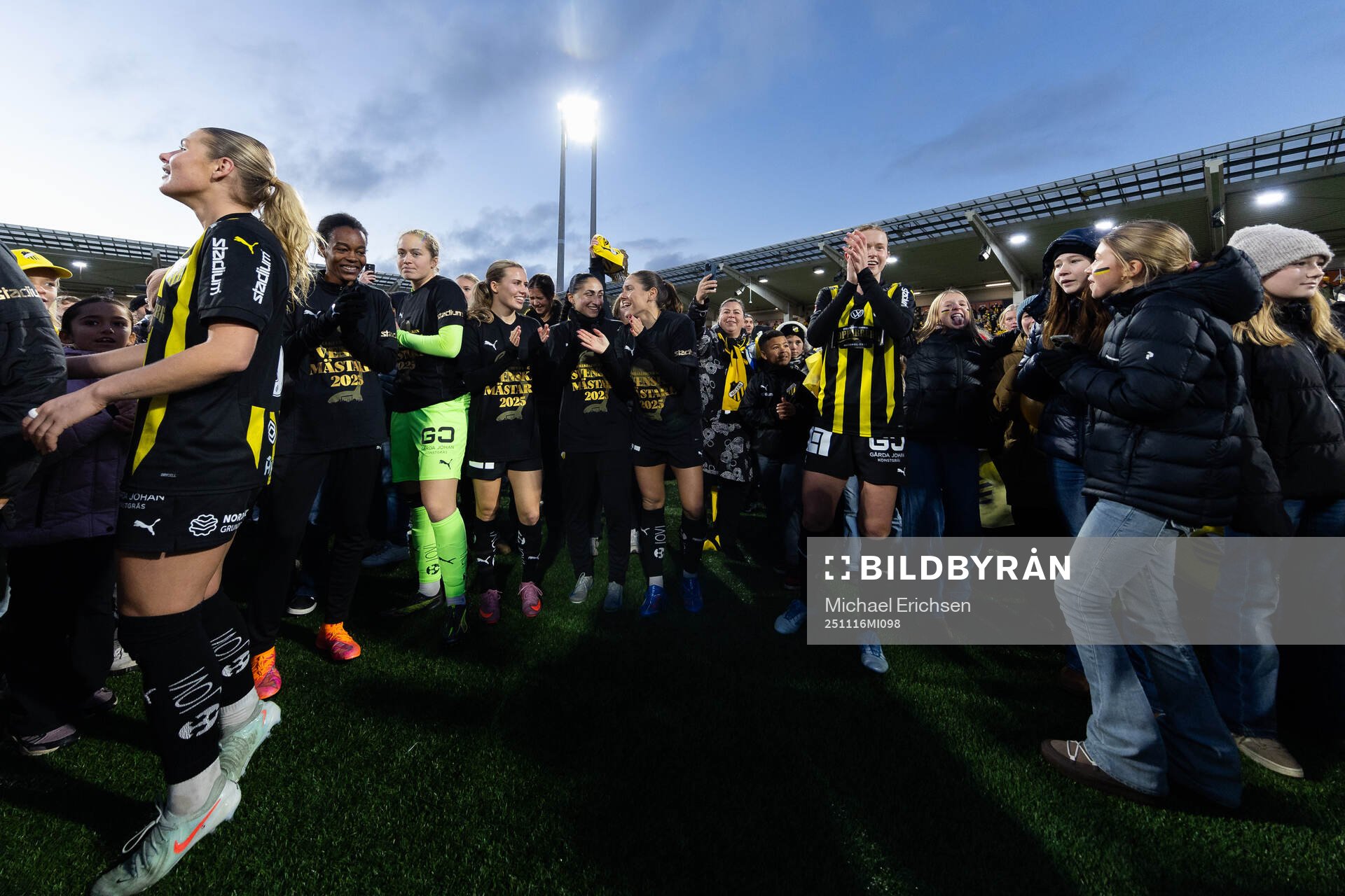 Häckens spelare jublar