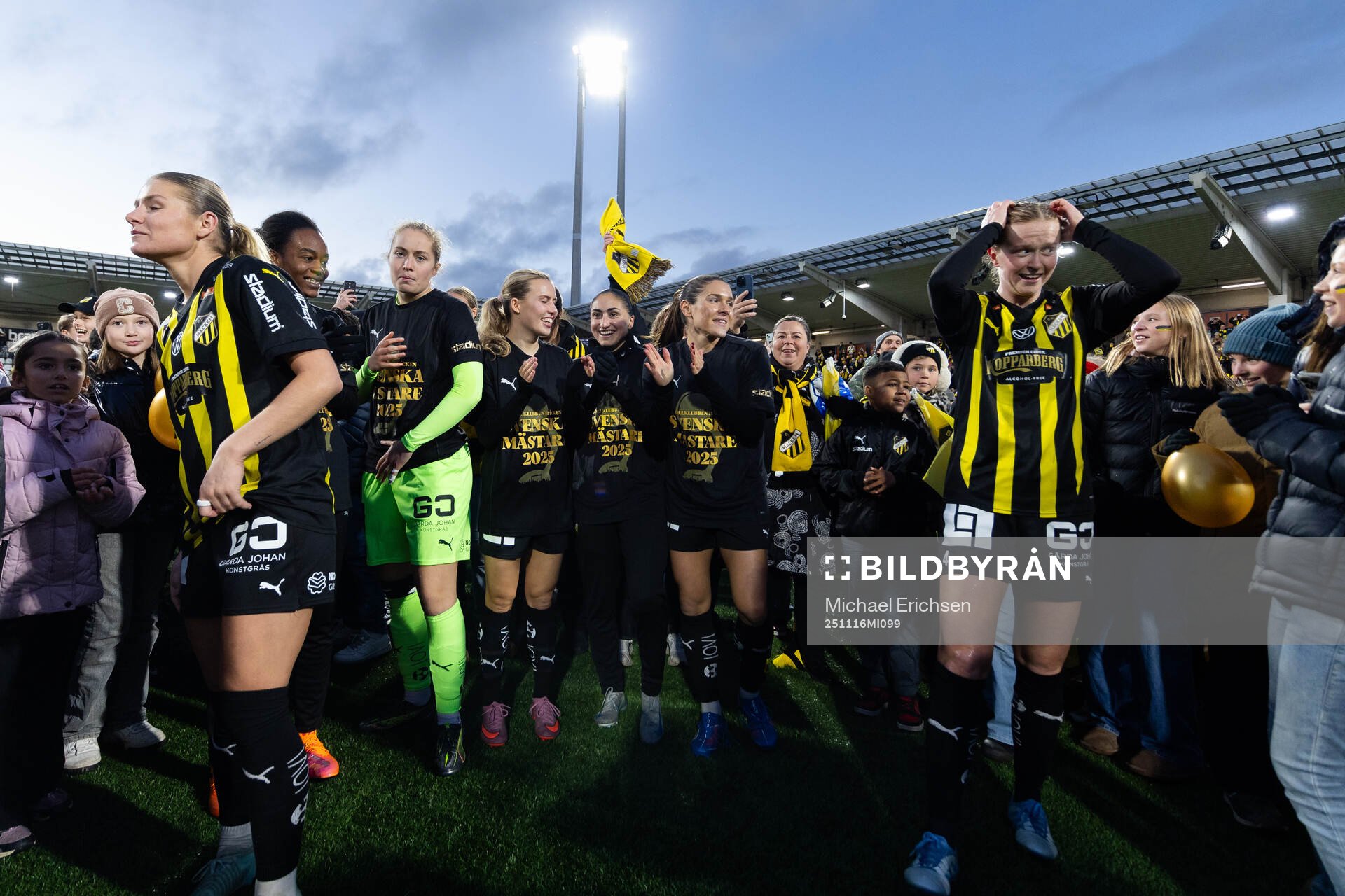 Häckens spelare jublar