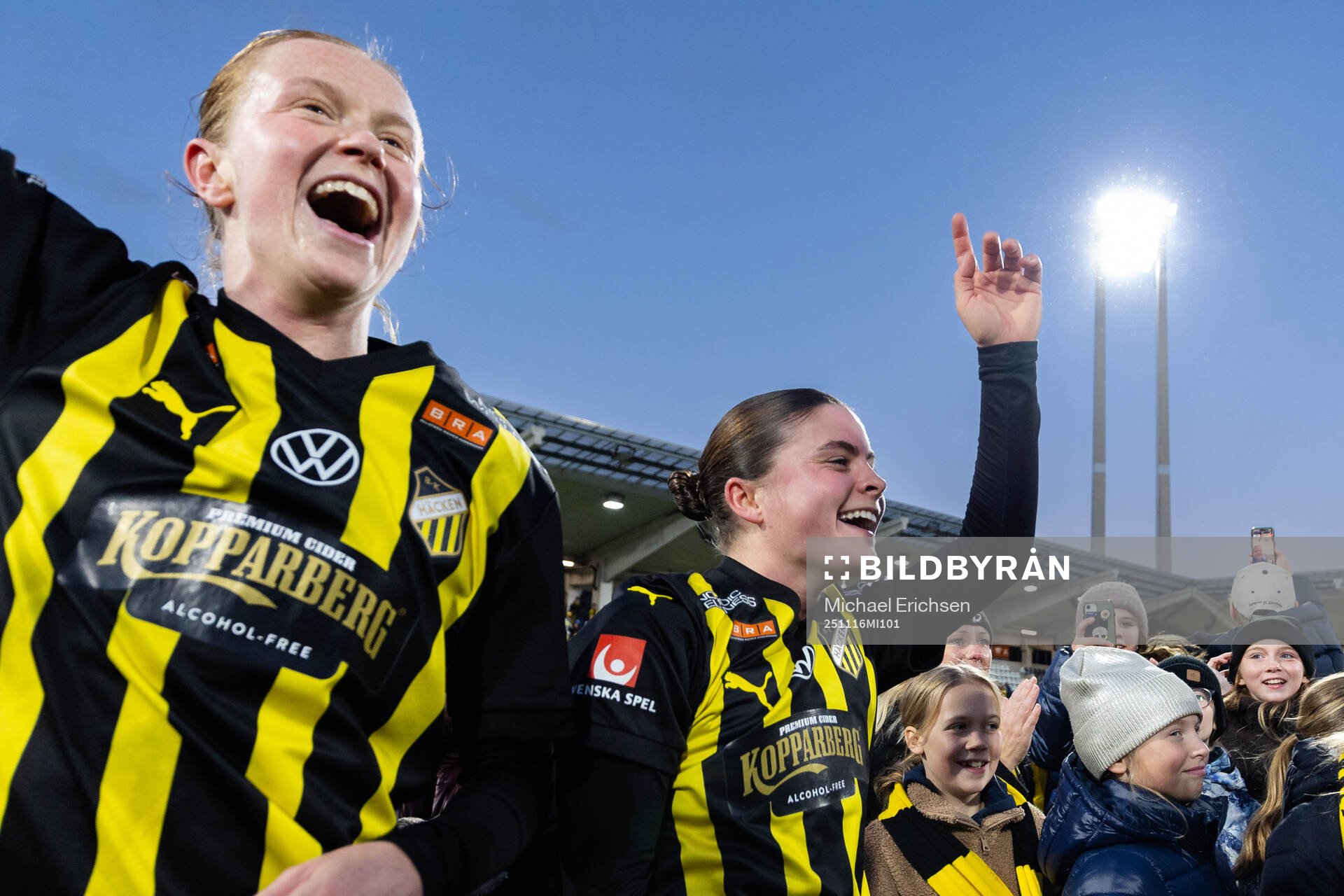 Häckens Emma Östlund och Hanna Wijk  jublar