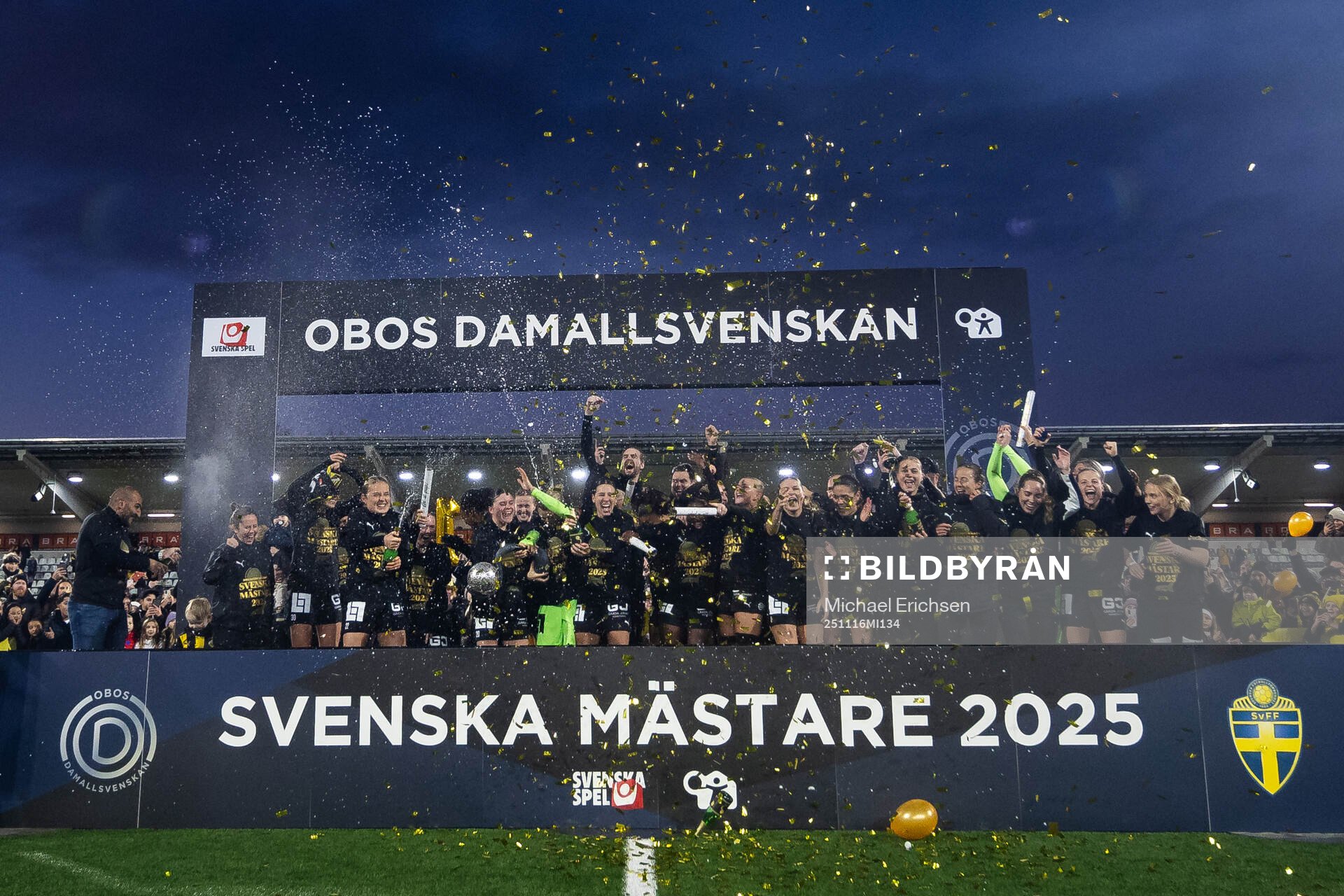 Häckens spelare och ledare jublar med Kronprinsessan