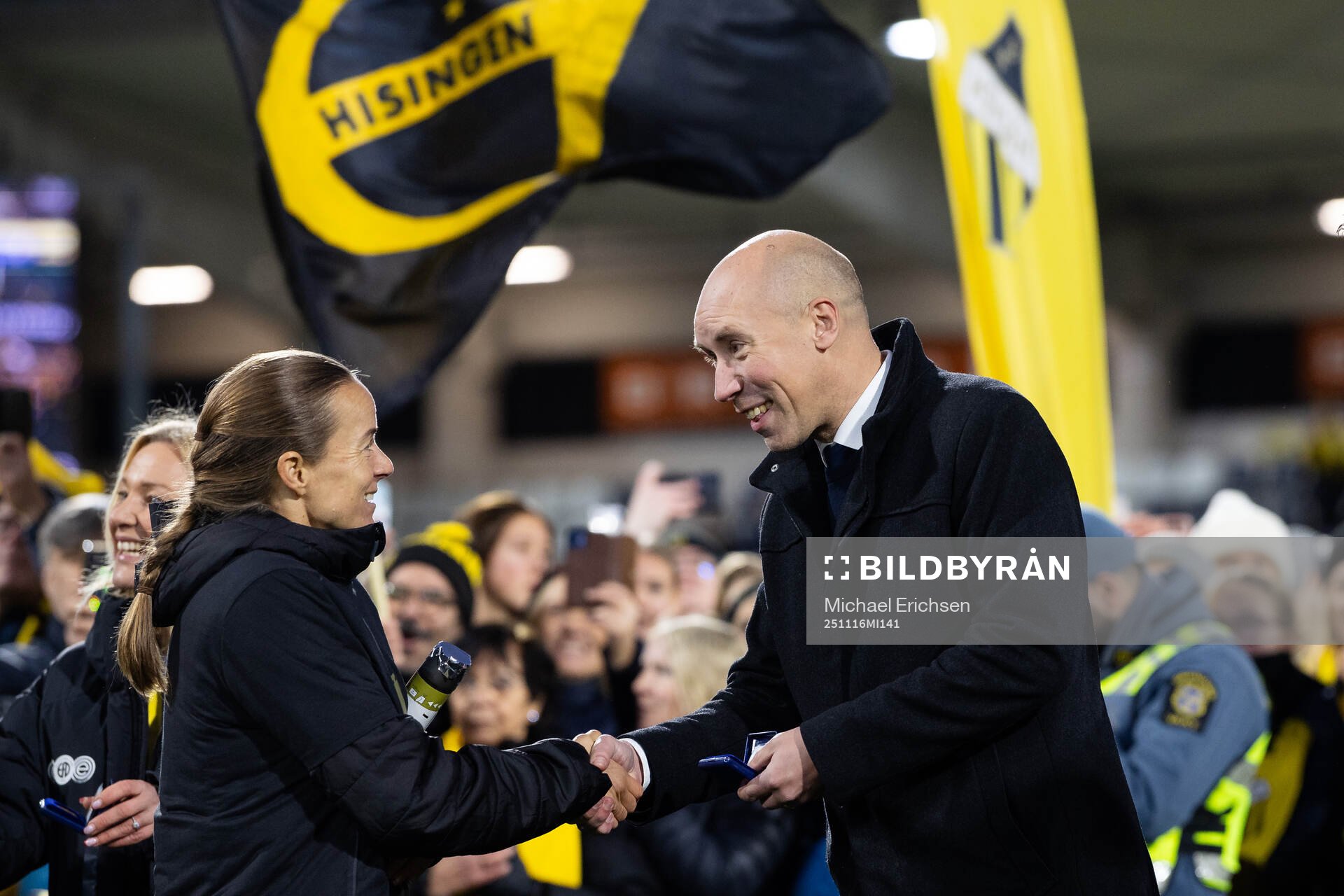 Aivi Luik och Svenska fotbollsförbundets ordförande Simon