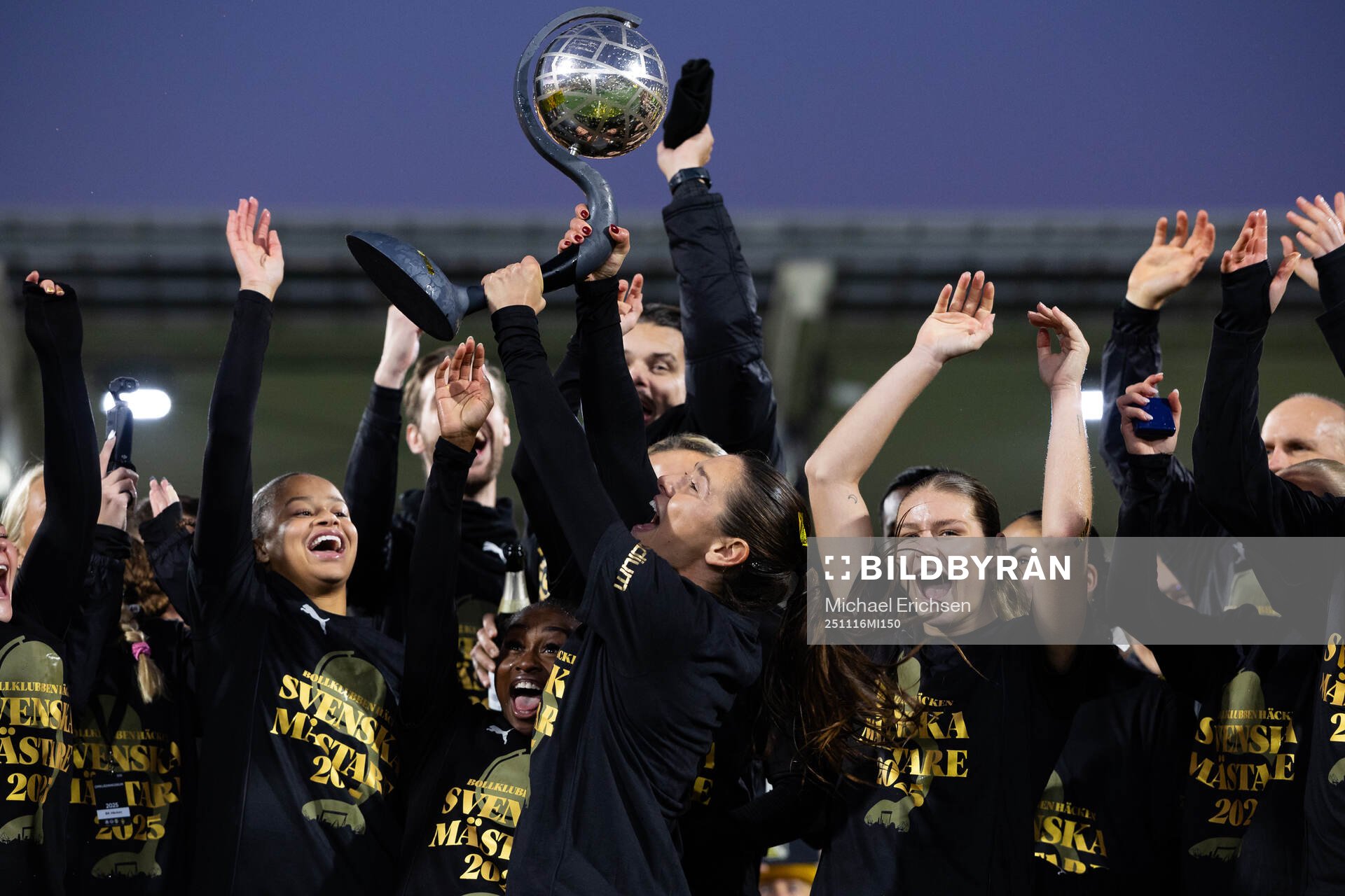 Häckens Mary Caroline Wickenheiser jublar med