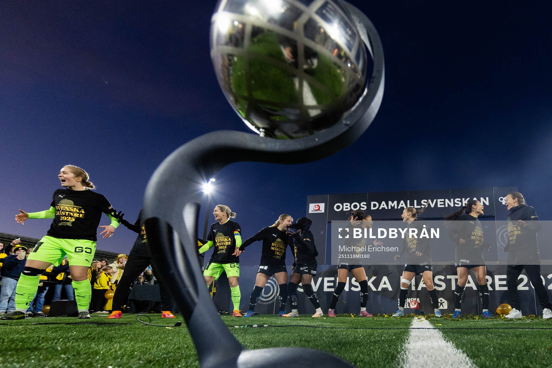 Häckens spelare dansar