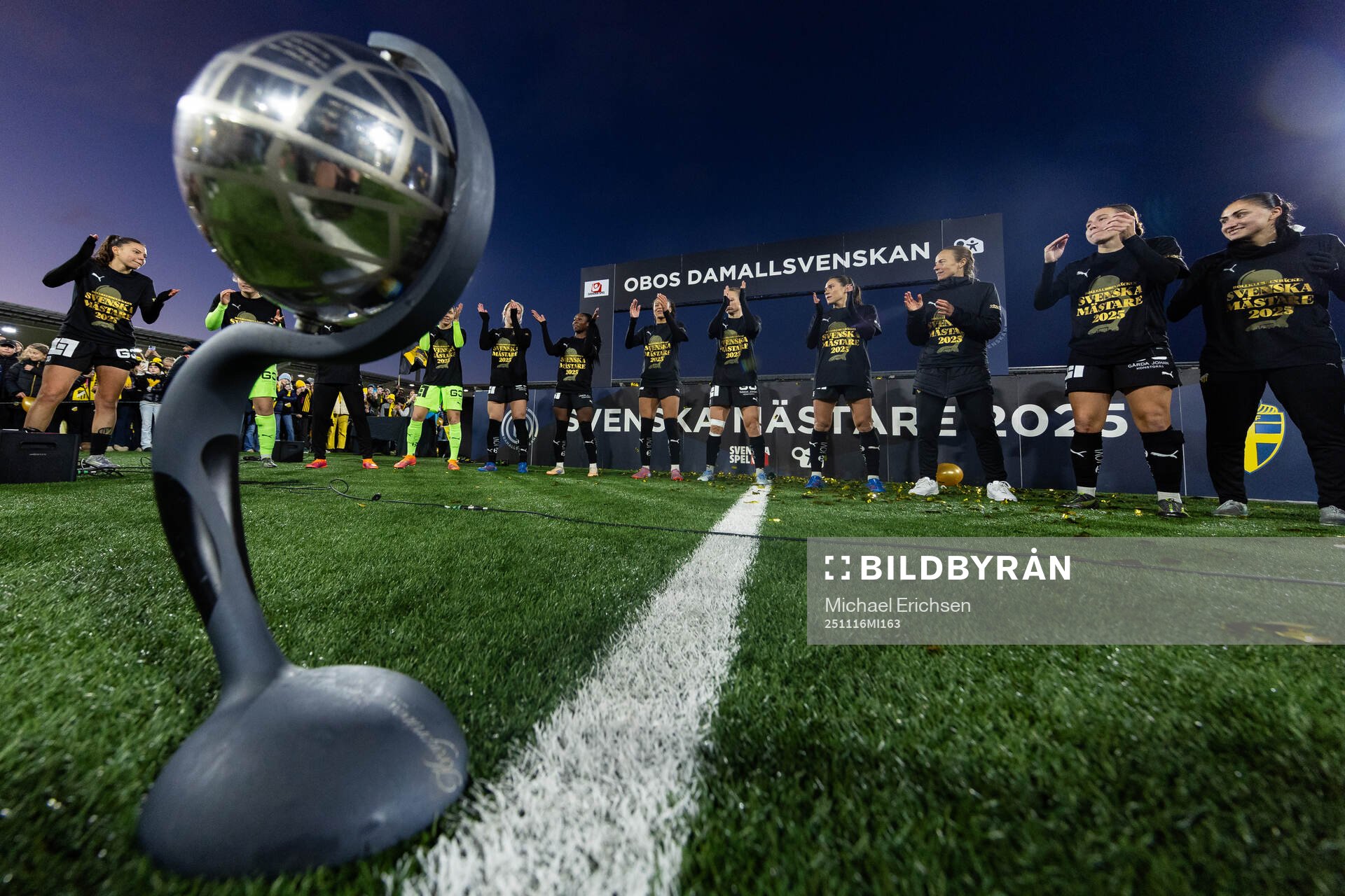 Häckens spelare dansar runt Kronprinsessan Victorias pokal