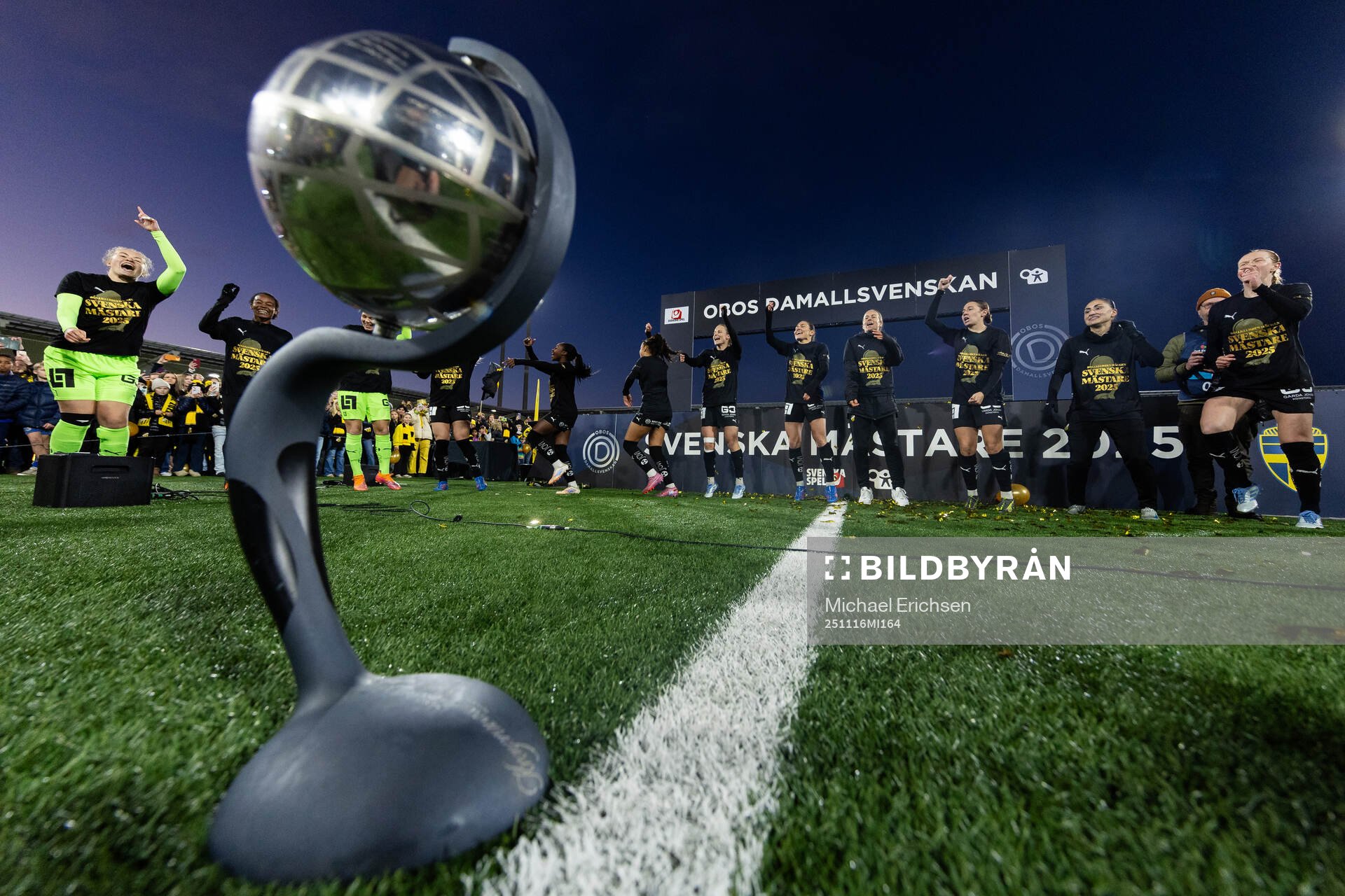 Häckens spelare dansar runt Kronprinsessan Victorias pokal