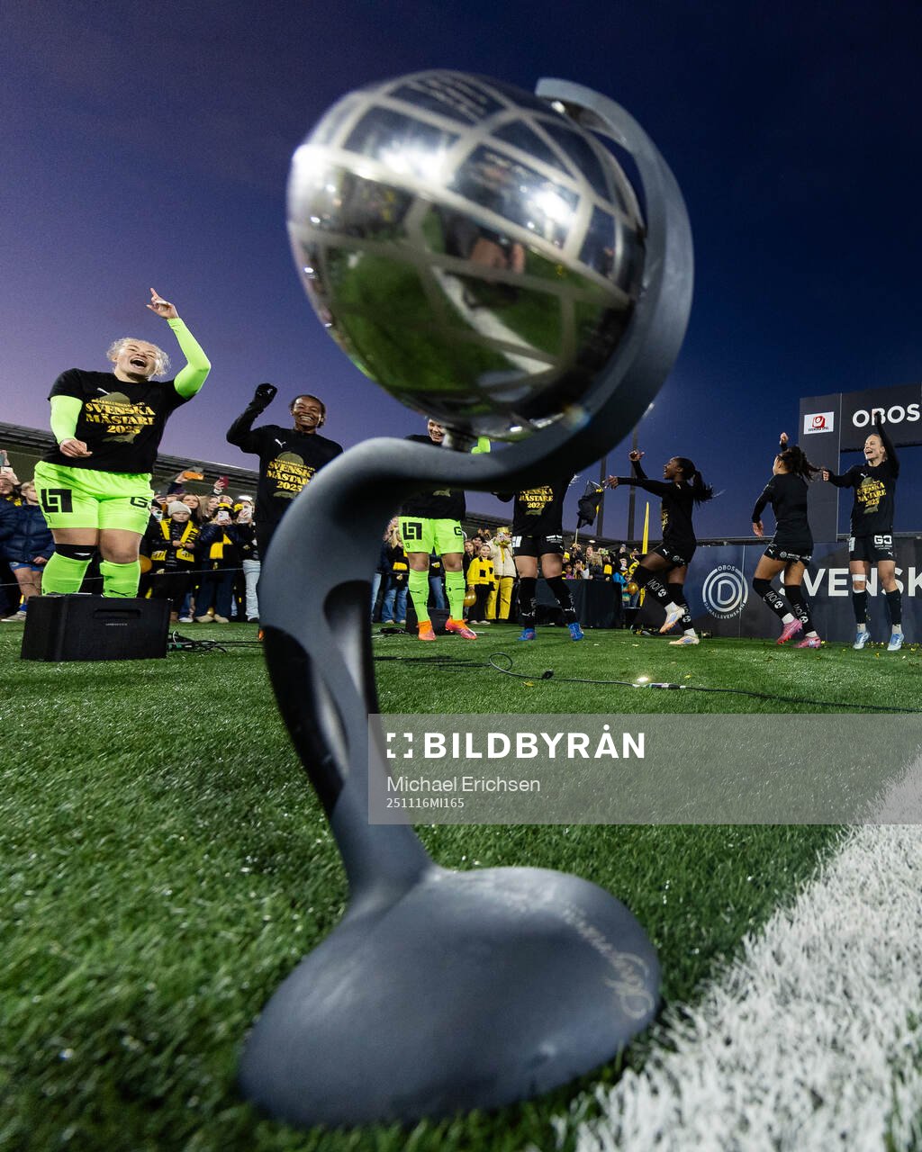 Häckens spelare dansar runt Kronprinsessan Victorias pokal