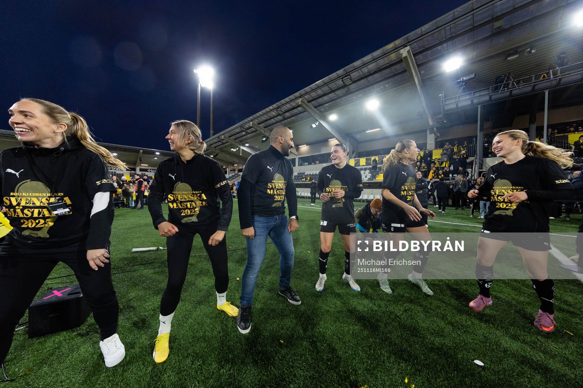Häckens spelare dansar runt Kronprinsessan Victorias pokal