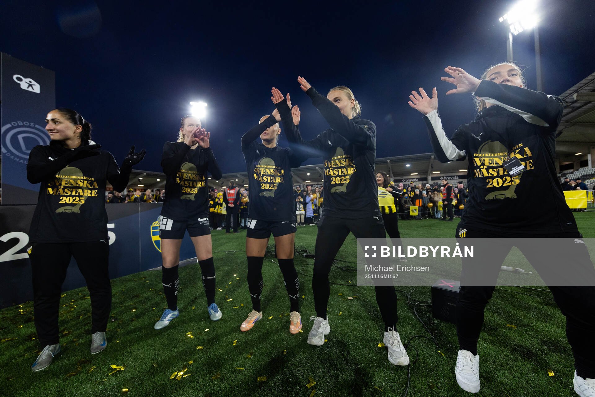 Häckens spelare dansar runt Kronprinsessan Victorias pokal