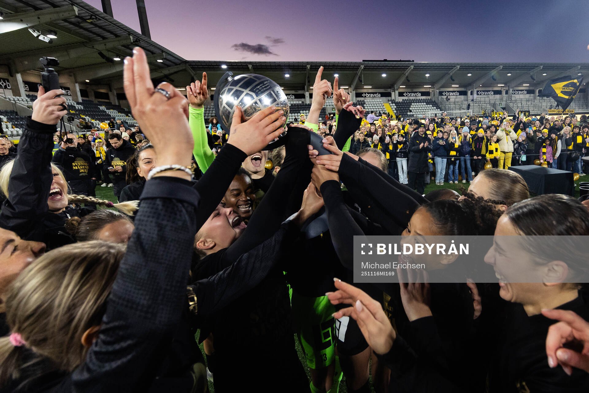 Häckens spelare jublar med Kronprinsessan Victorias pokal