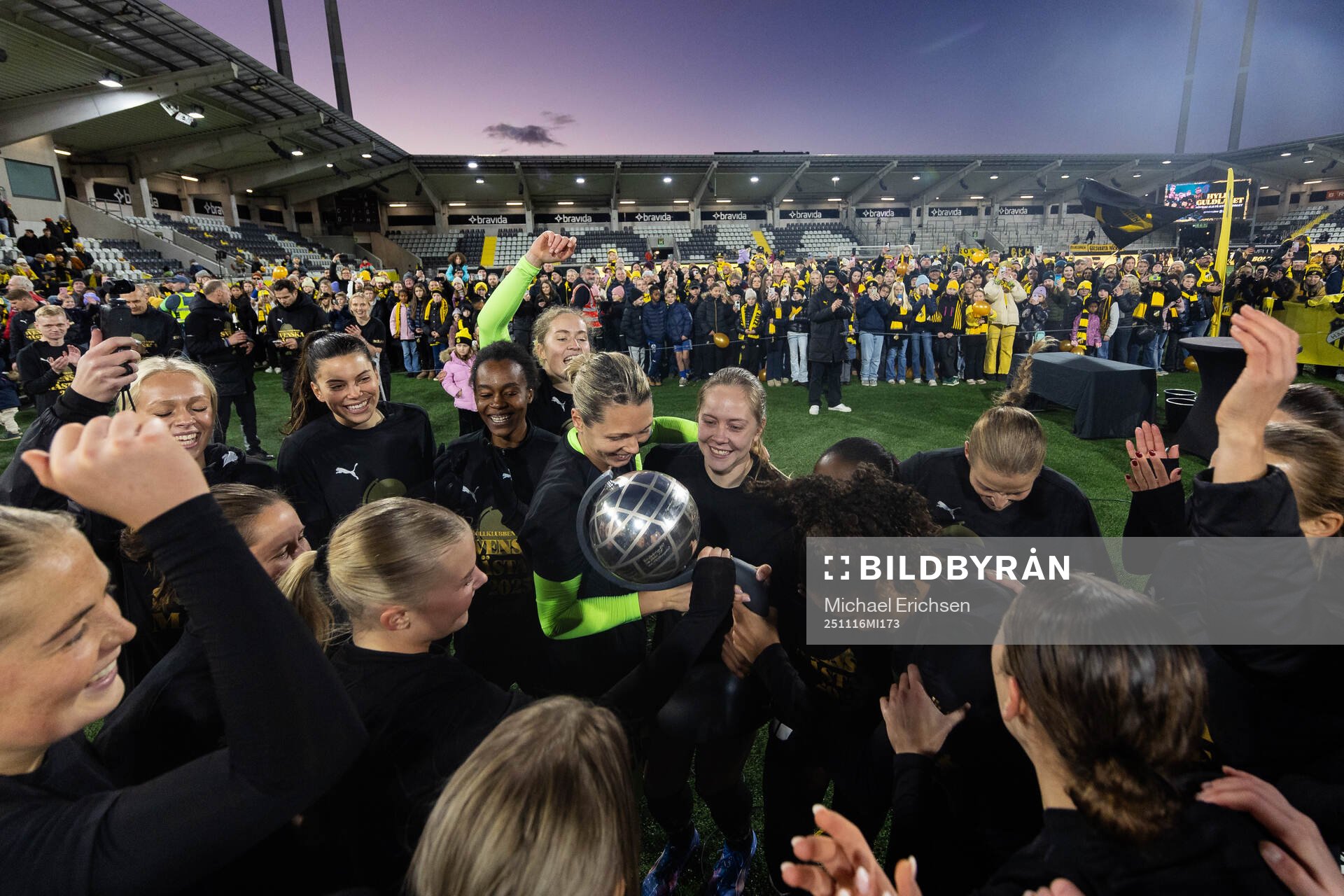 Häckens spelare jublar med Kronprinsessan Victorias pokal