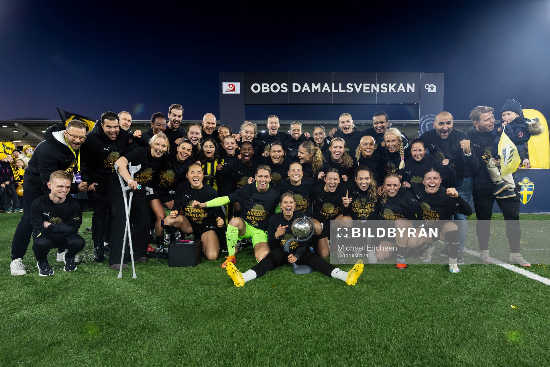 Häckens spelare och ledare jublar med Kronprinsessan