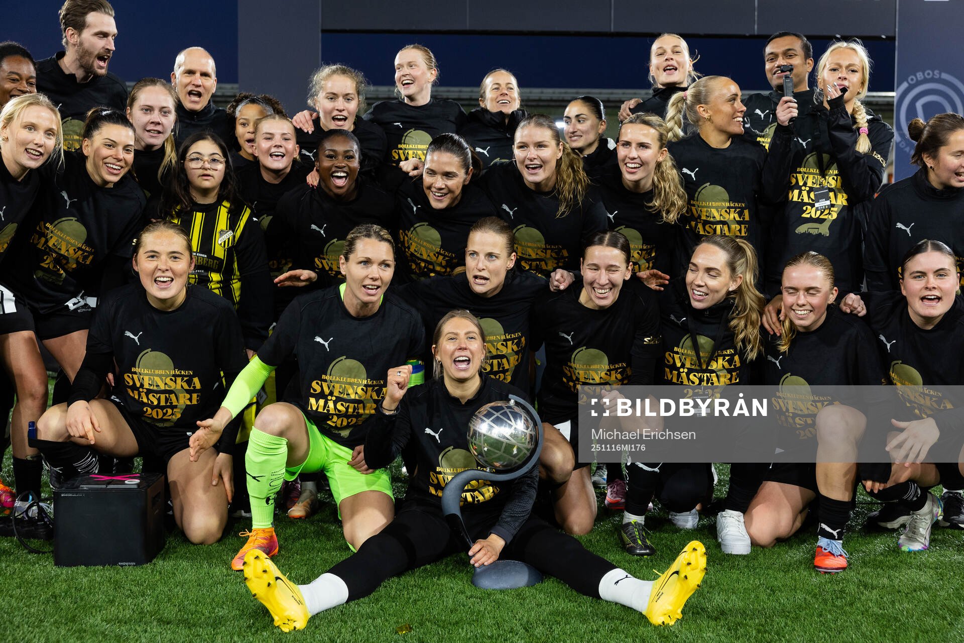Häckens spelare och ledare jublar med Kronprinsessan