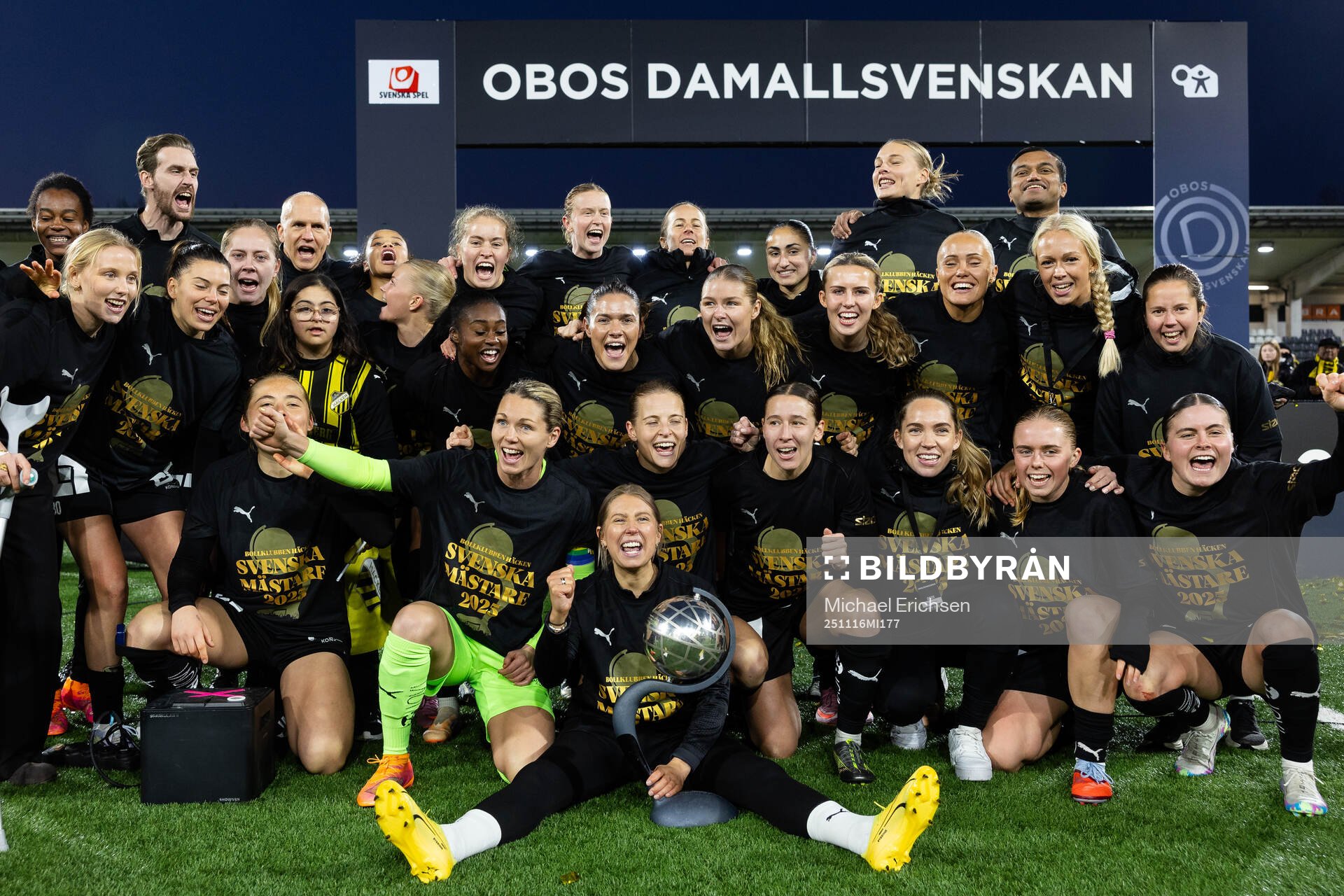 Häckens spelare och ledare jublar med Kronprinsessan