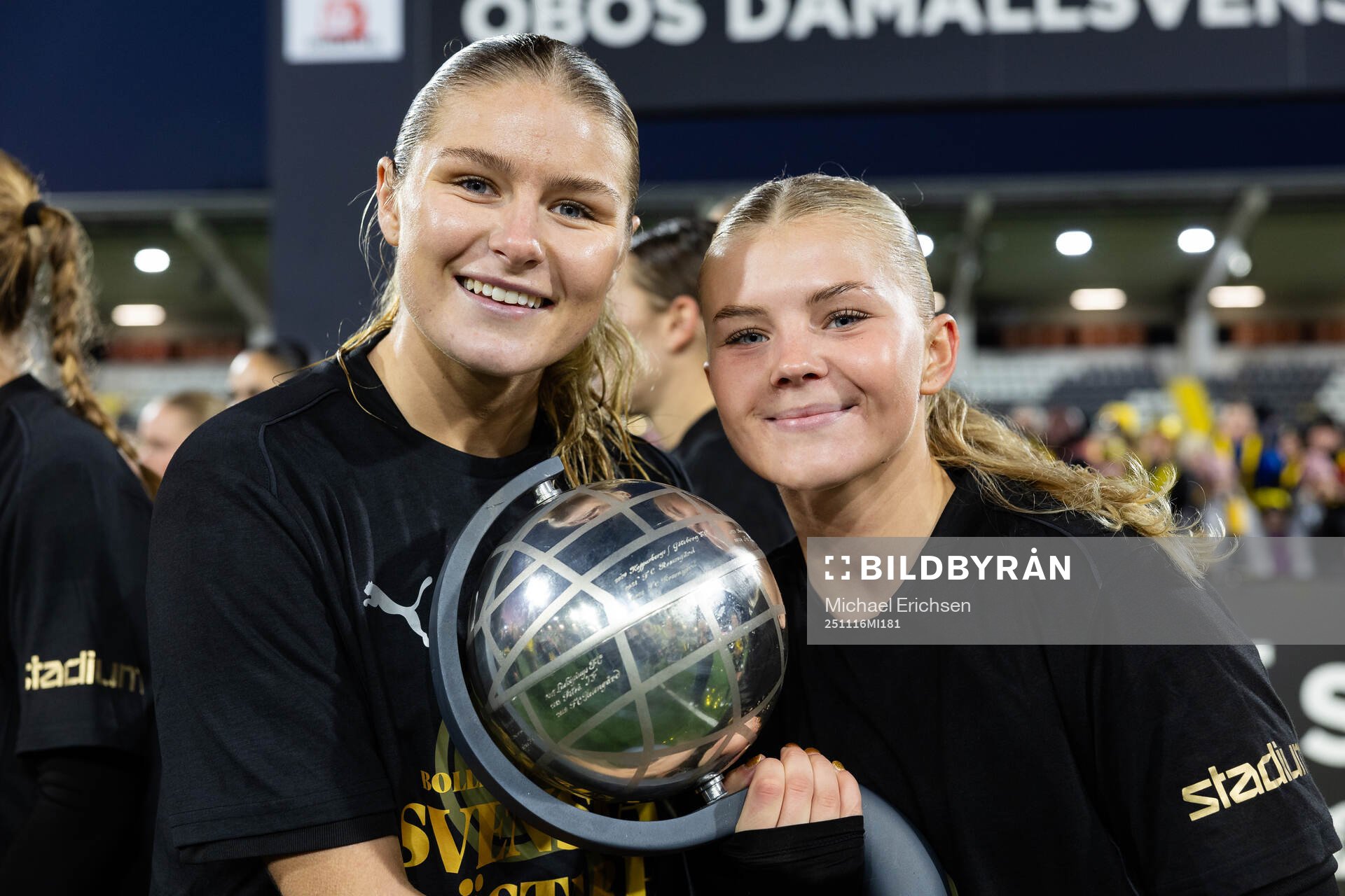 Häckens Emilie Carlberg Byrnak och Matilda Nildén  jublar