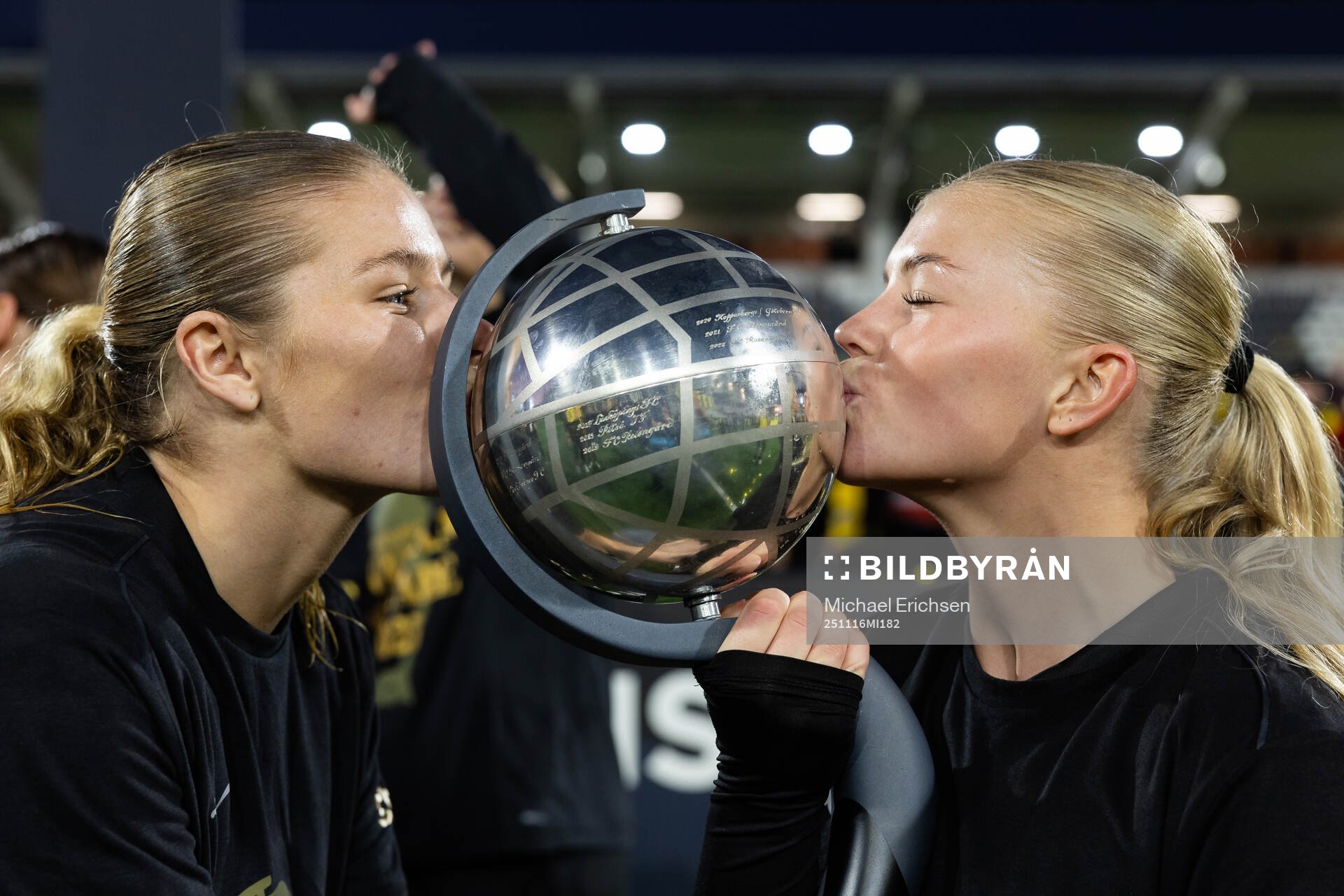 Häckens Emilie Carlberg Byrnak och Matilda Nildén  kysser