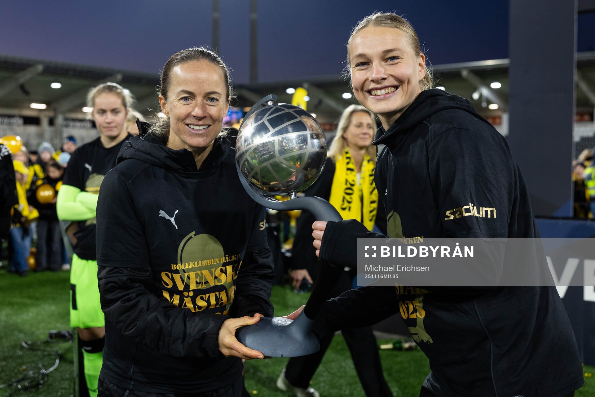 Häckens Aivi Luik och Stine Sandbech jublar med