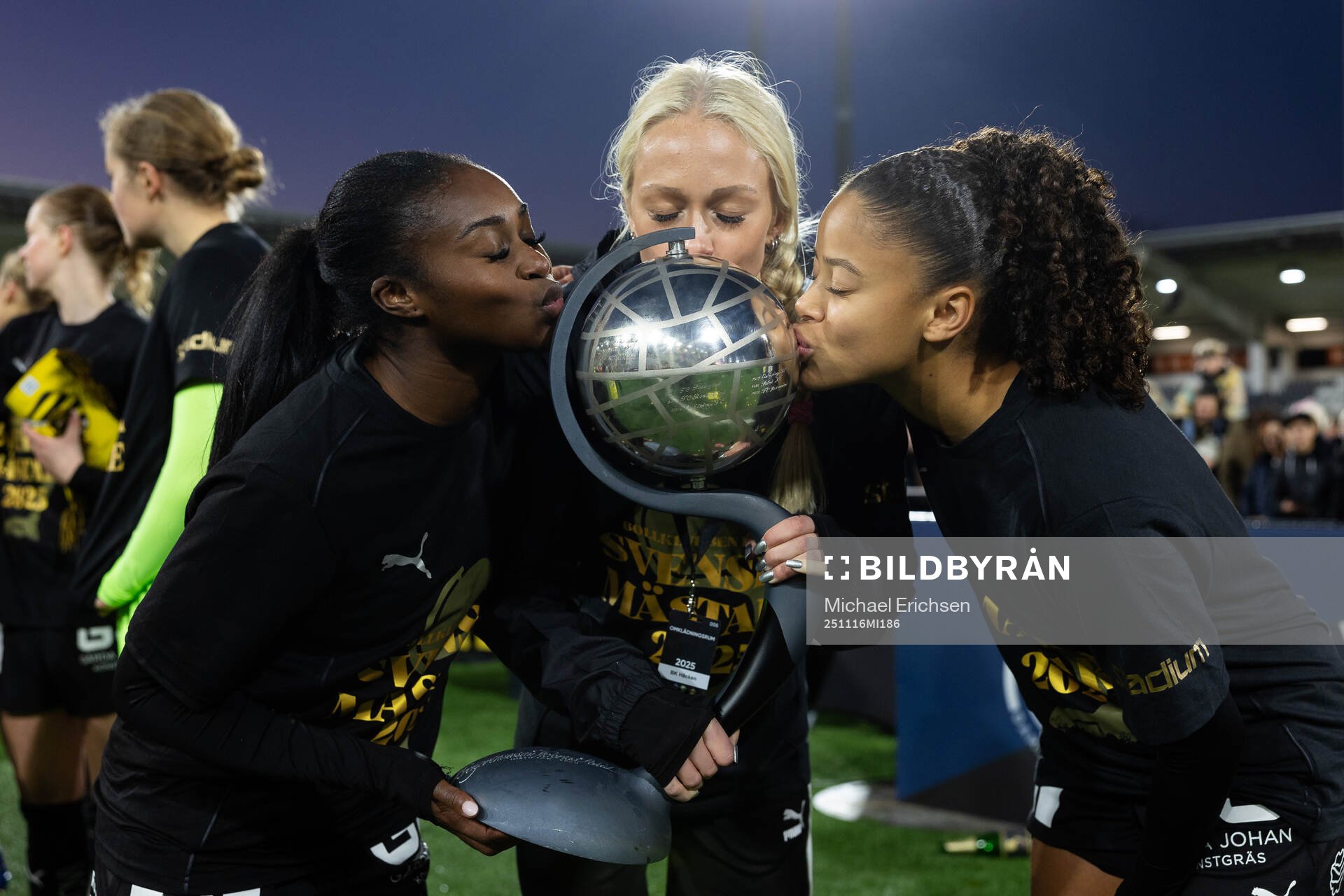 Häckens Monica Jusu Bah,  Lisa Löwing och Felicia