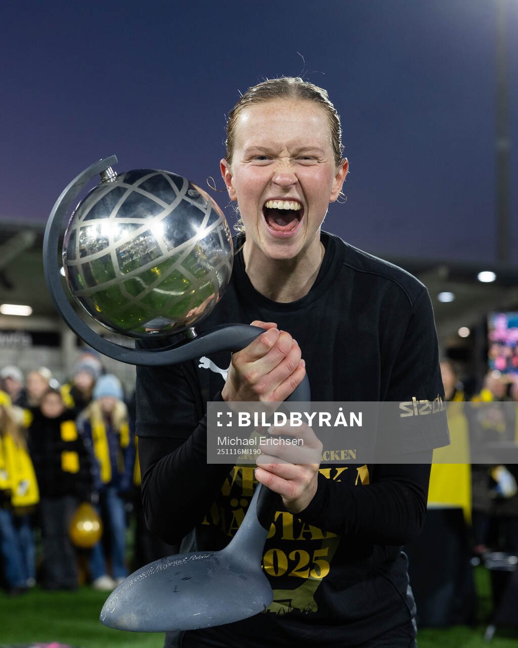 Häckens Emma Östlund jublar med Kronprinsessan Victorias
