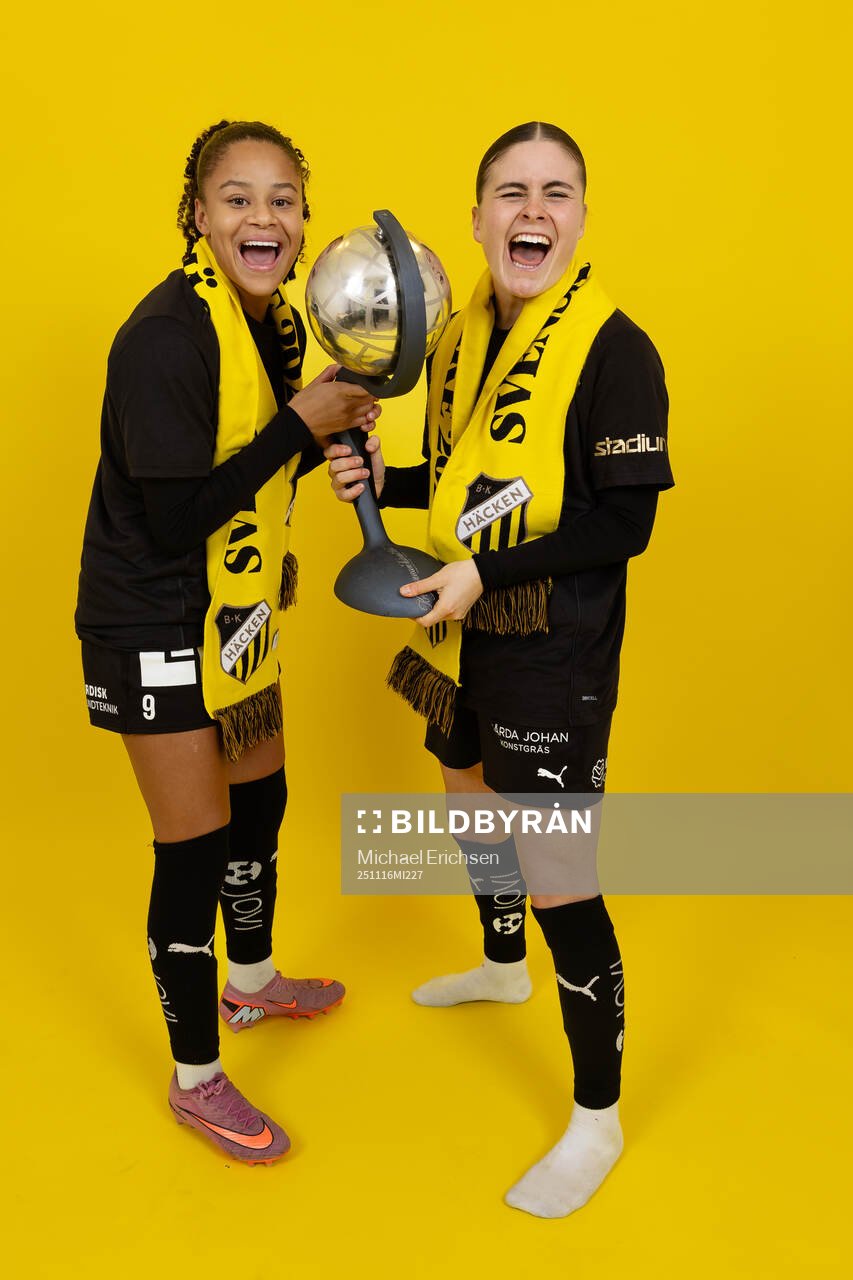 Häckens Felicia Schröder och Hanna Wijk jublar med