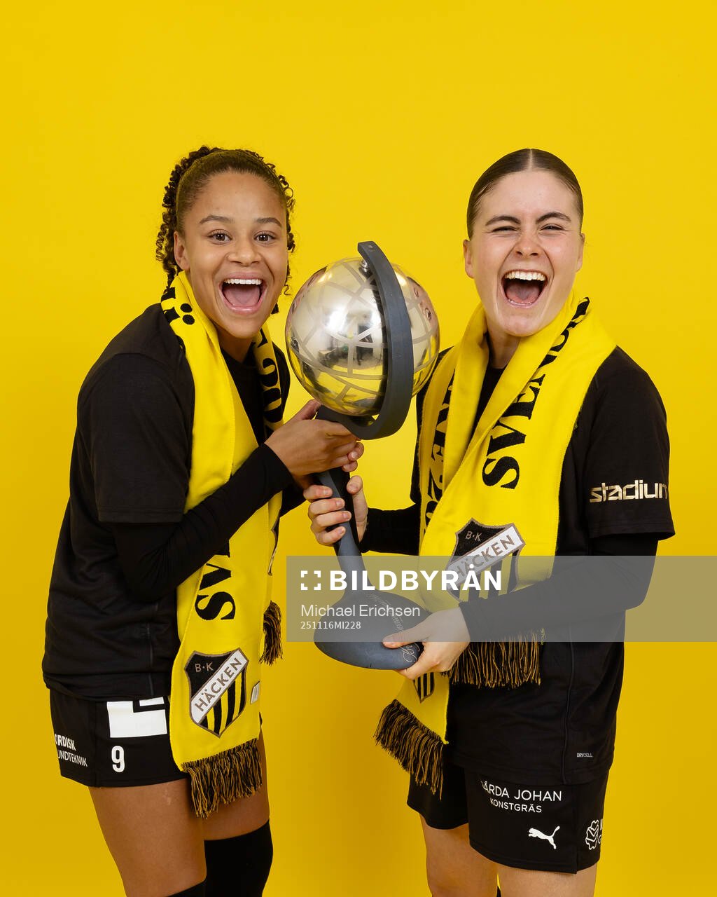 Häckens Felicia Schröder och Hanna Wijk jublar med