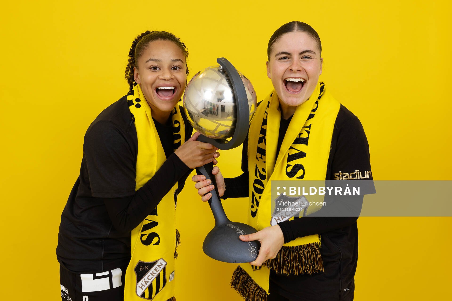 Häckens Felicia Schröder och Hanna Wijk jublar med
