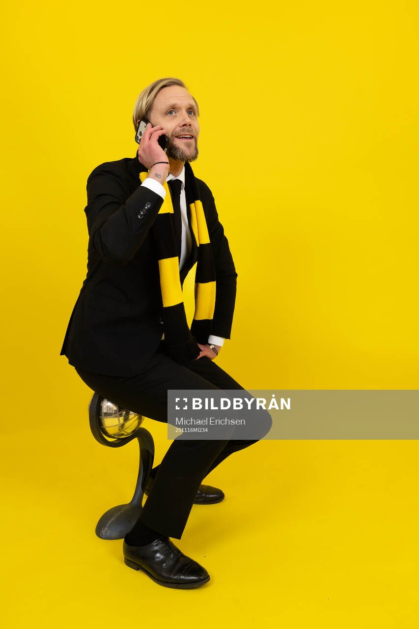 Häckens klubbdirektör Marcus Jodin poserar med