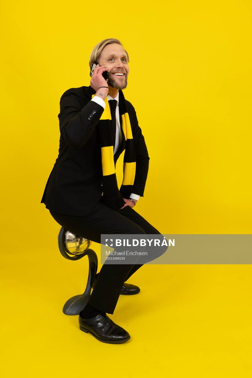 Häckens klubbdirektör Marcus Jodin poserar med