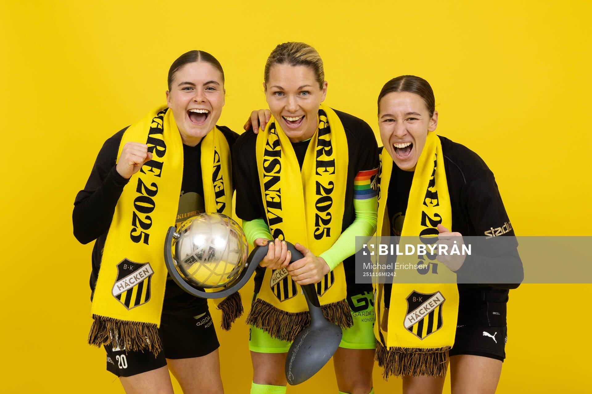 Häckens Hanna Wijk, målvakt Jennifer Falk och Tabby