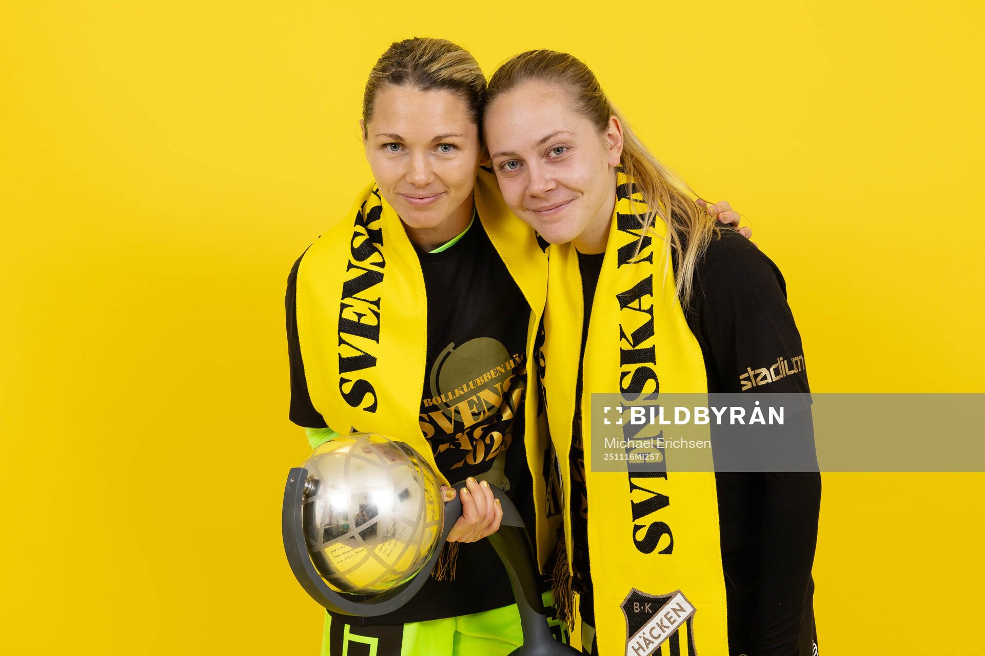 Häckens målvakt Jennifer Falk och Alice Bergström