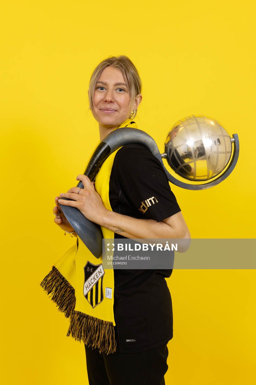 Häckens fysioterapeut Mikaela Johansson poserar med