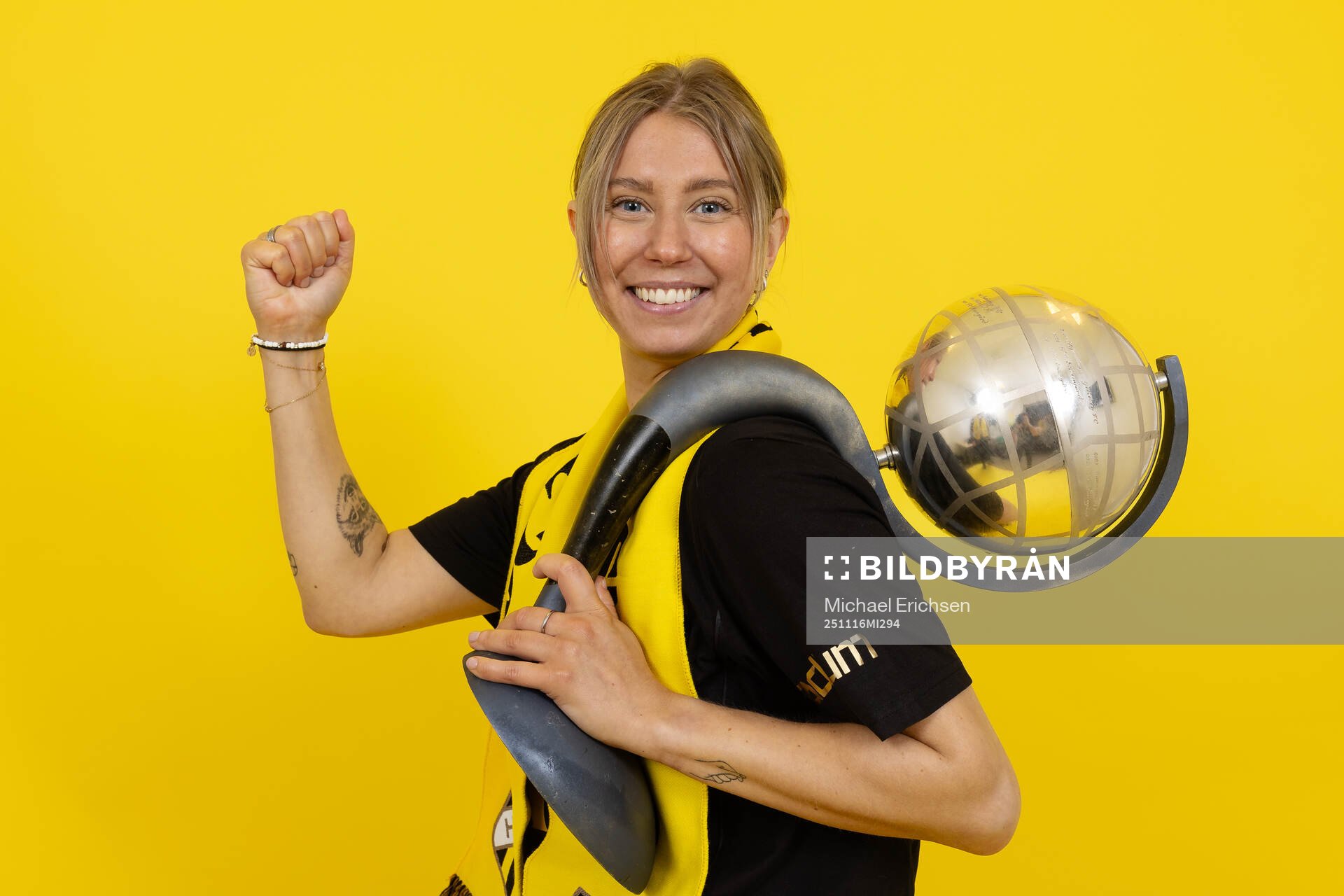 Häckens fysioterapeut Mikaela Johansson jublar med