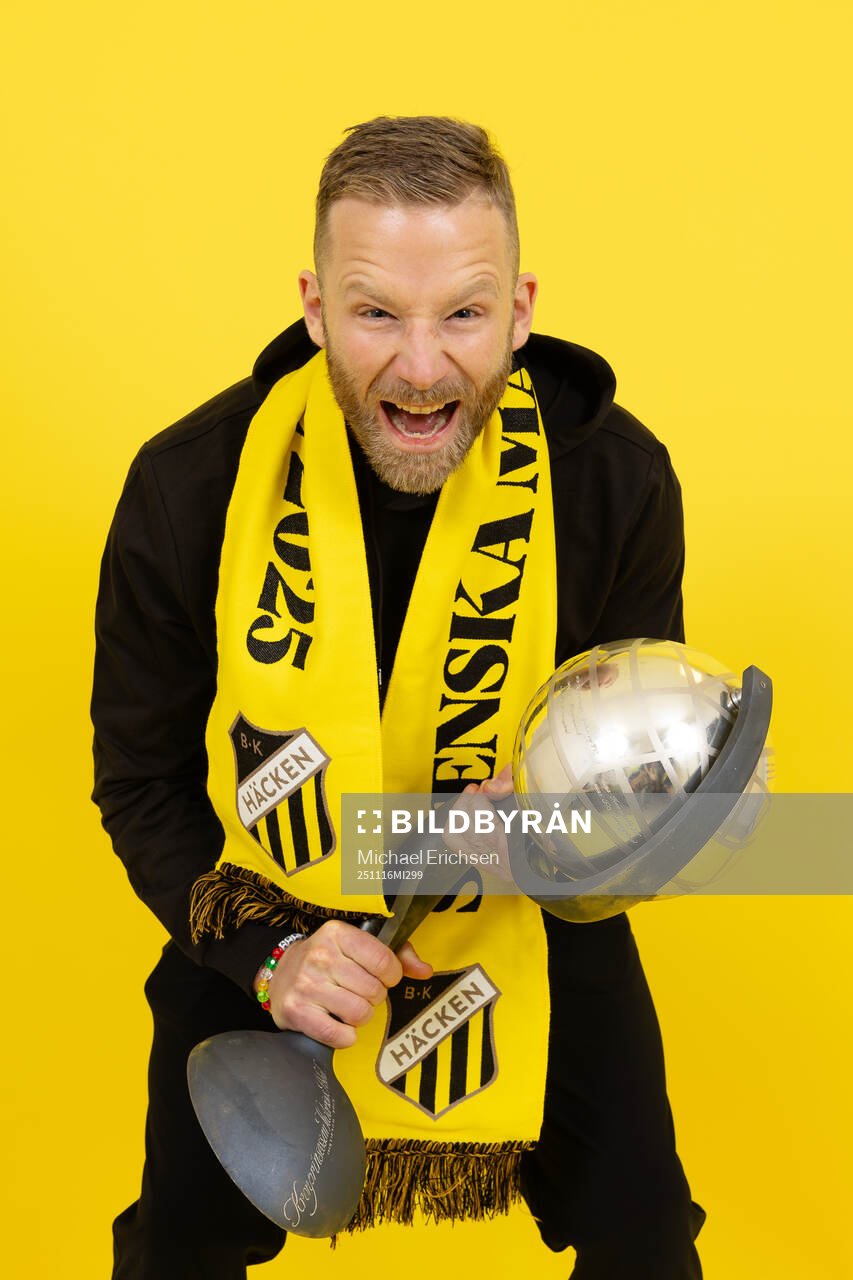 Häckens fystränare Pontus Axell jublar med Kronprinsessan