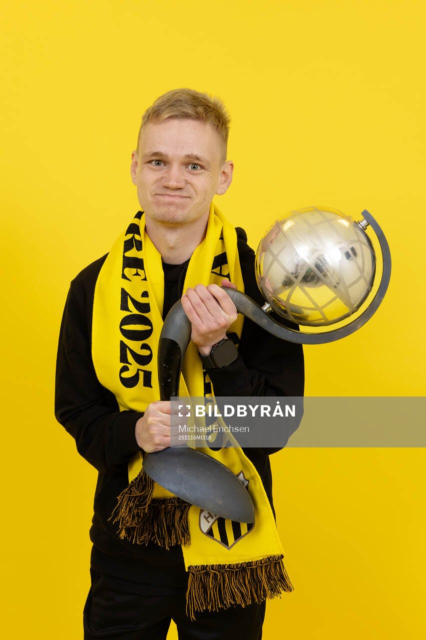 En Häcken ledare poserar med Kronprinsessan Victorias pokal