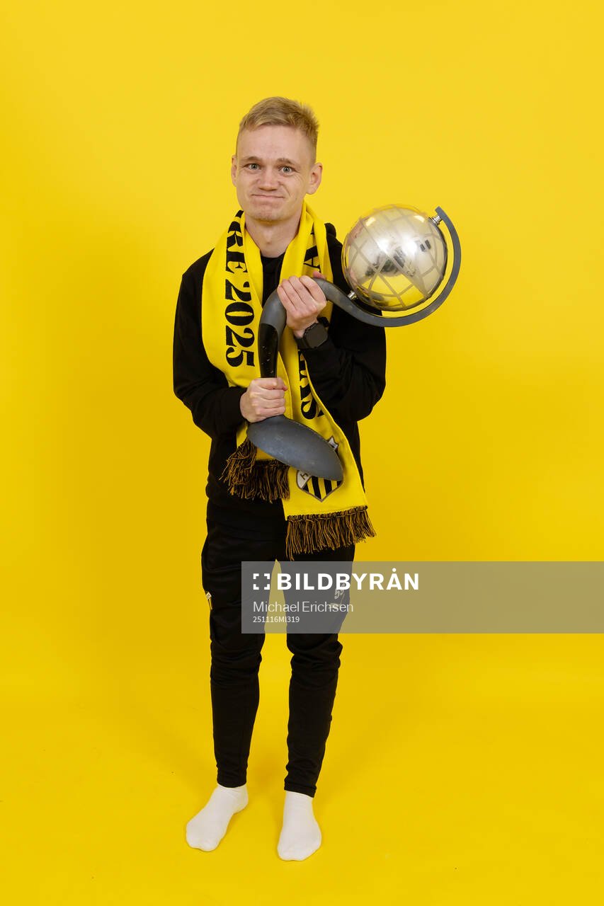 En Häcken ledare poserar med Kronprinsessan Victorias pokal