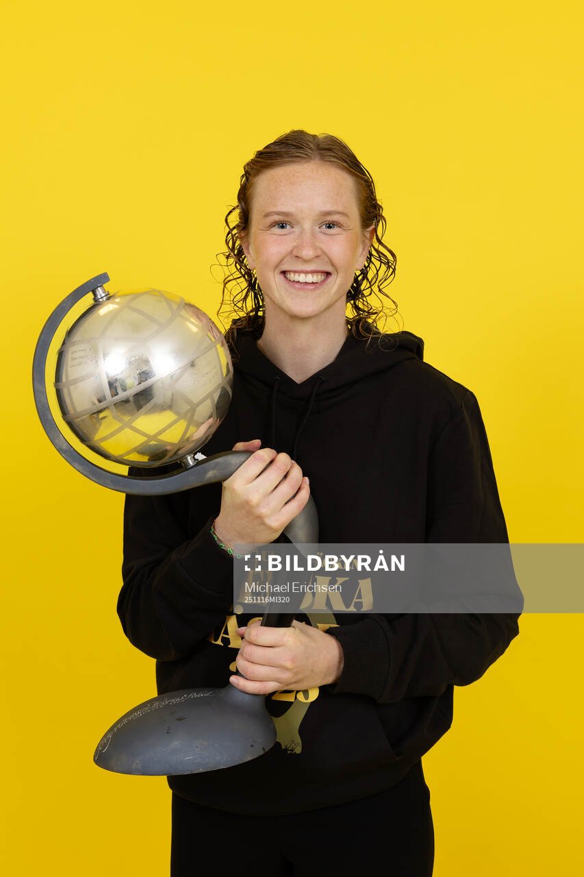 Häckens Emma Östlund poserar med Kronprinsessan Victorias
