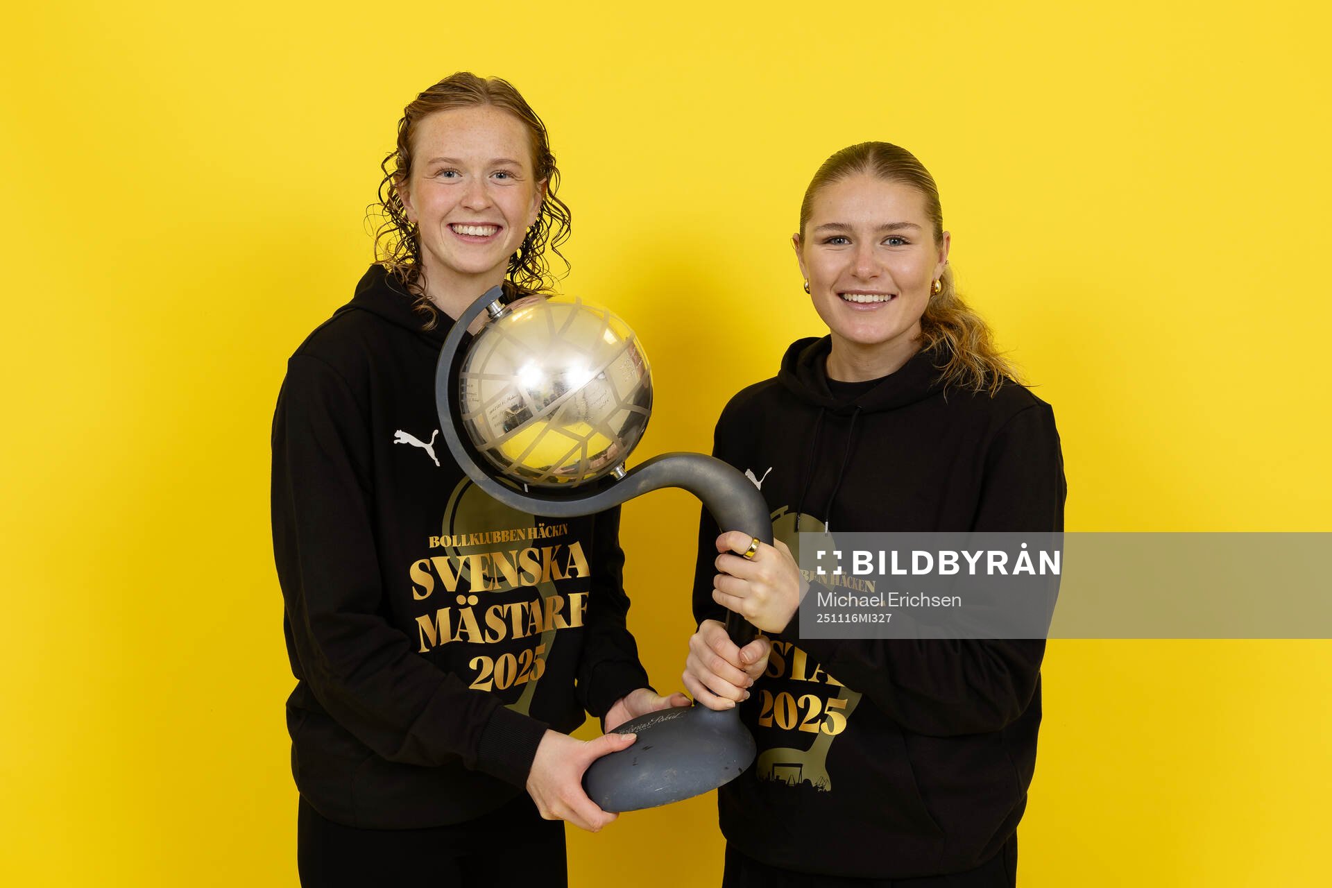 Häckens Emma Östlund och Emilie Carlberg Byrnak poserar