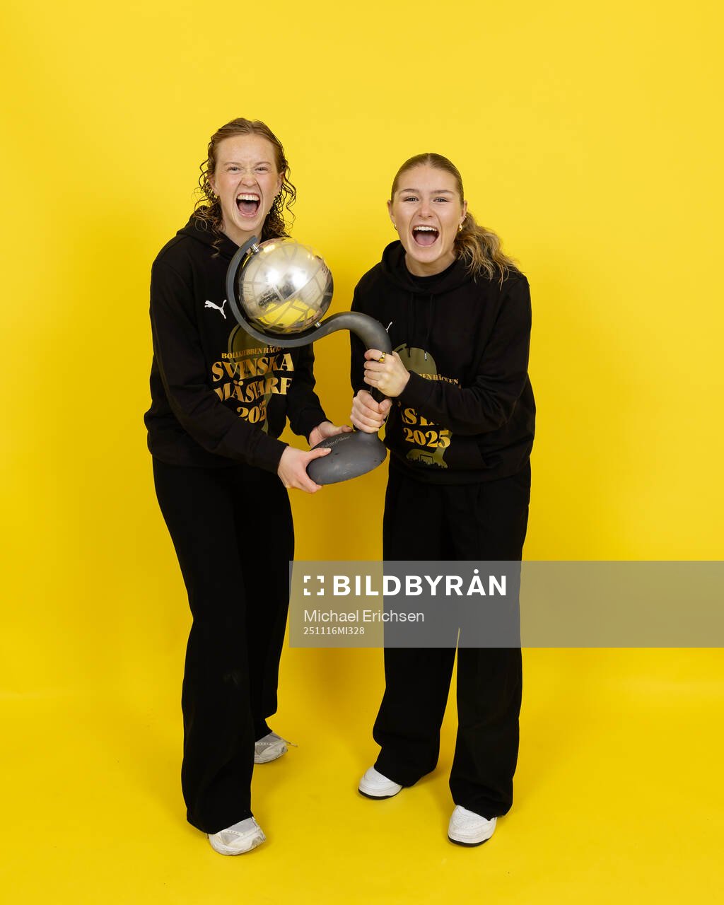 Häckens Emma Östlund och Emilie Carlberg Byrnak jublar