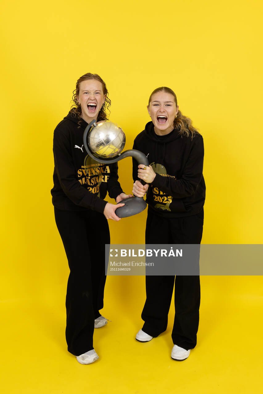 Häckens Emma Östlund och Emilie Carlberg Byrnak jublar