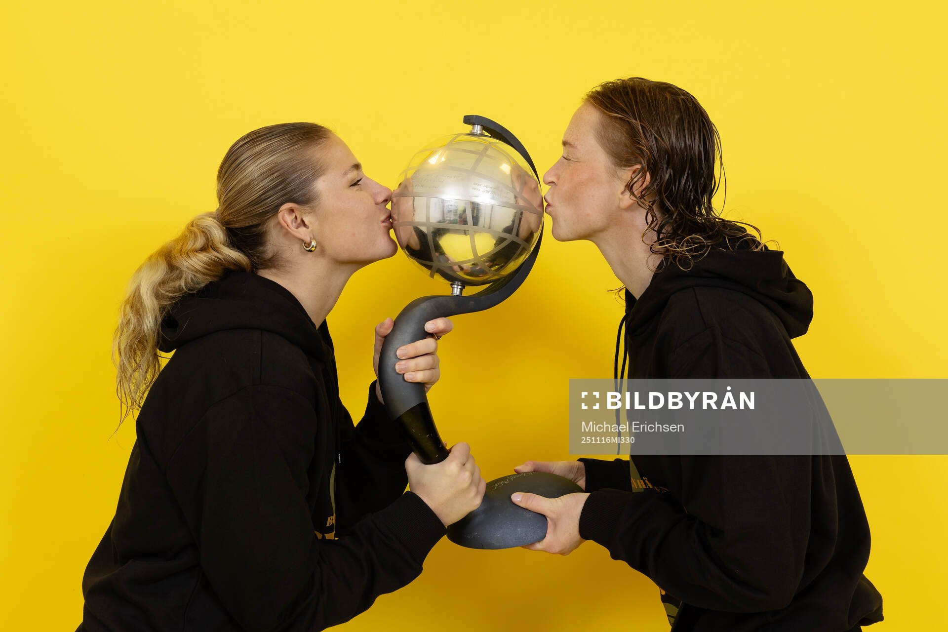 Häckens Emma Östlund och Emilie Carlberg Byrnak jublar