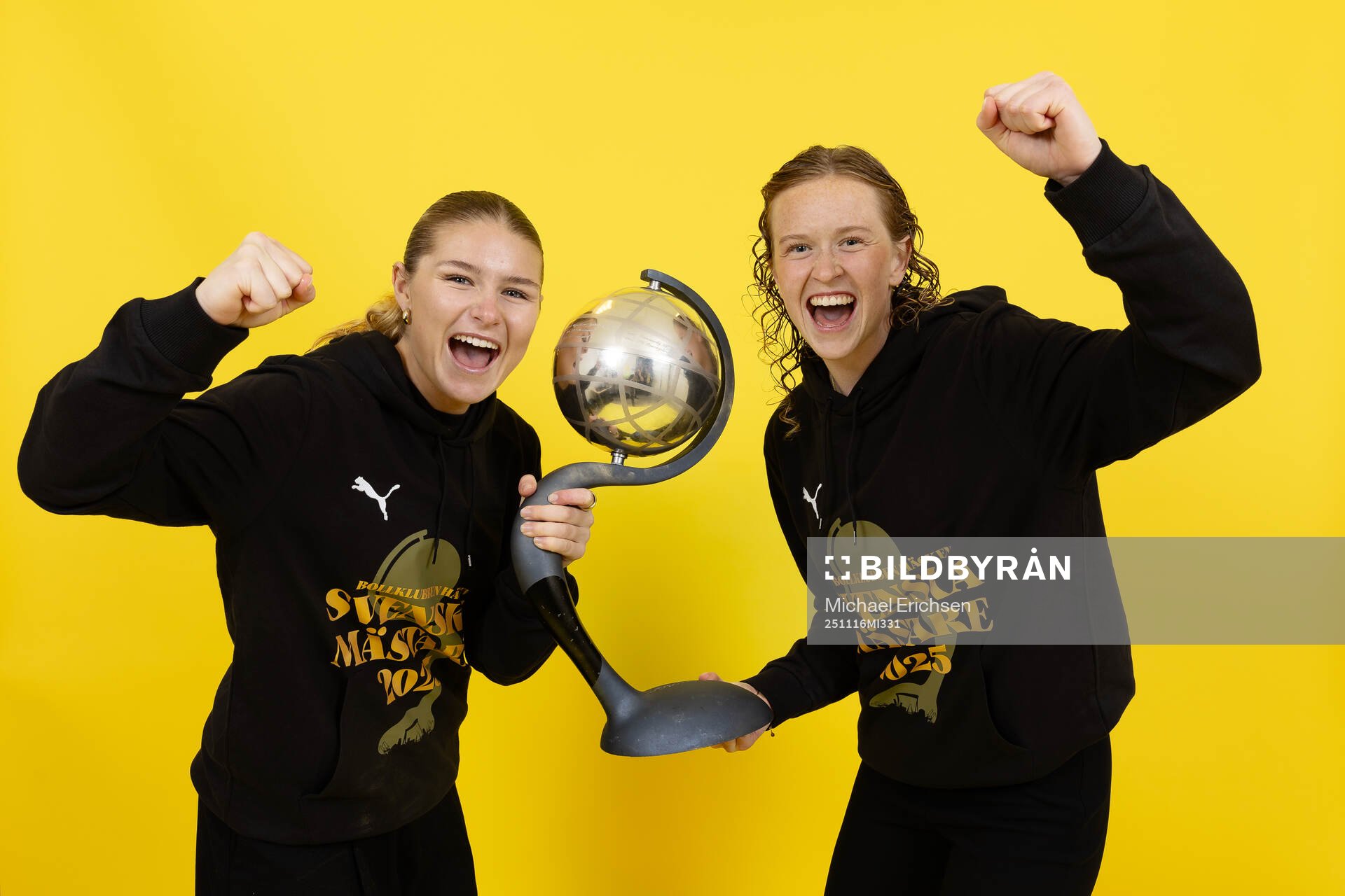 Häckens Emma Östlund och Emilie Carlberg Byrnak jublar