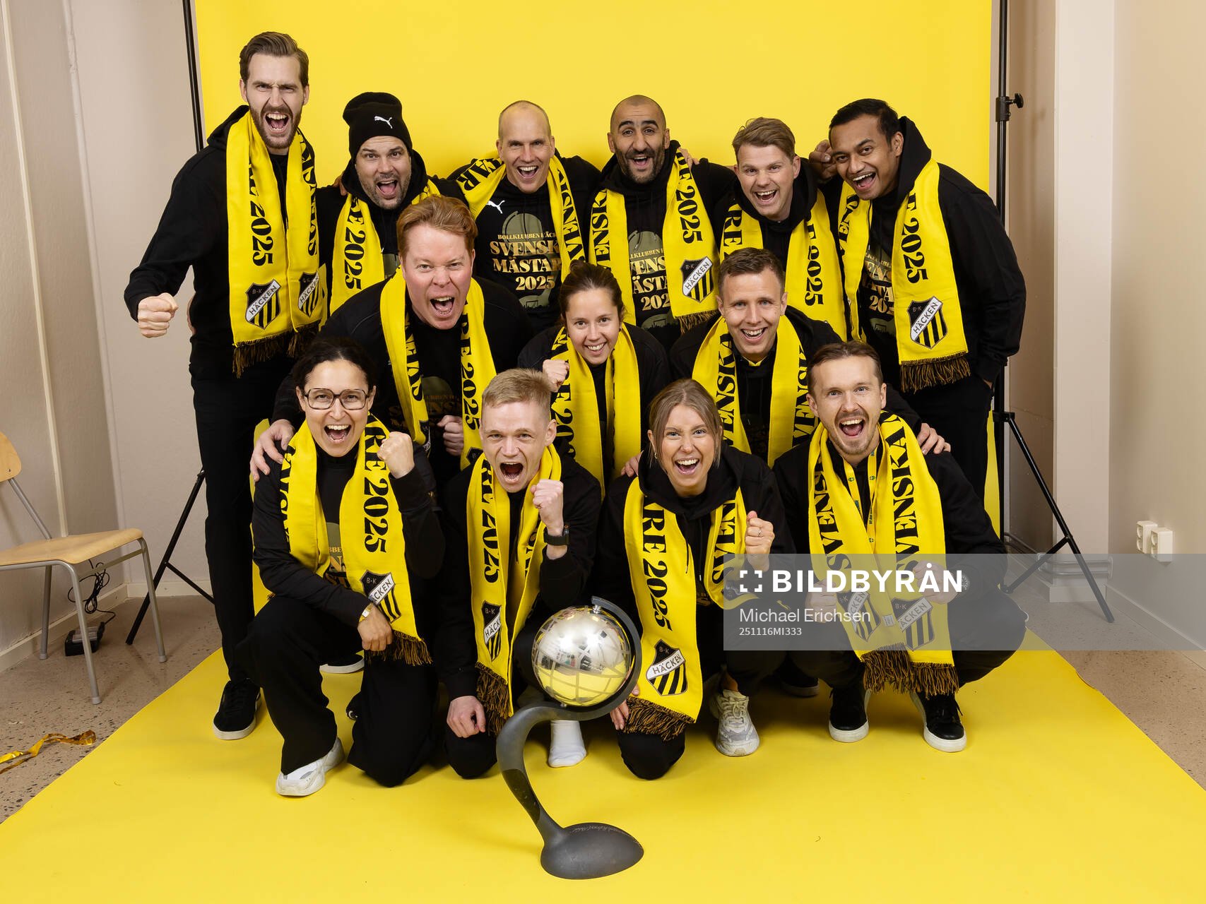 Häckens ledarstab jublar med Kronprinsessan Victorias pokal