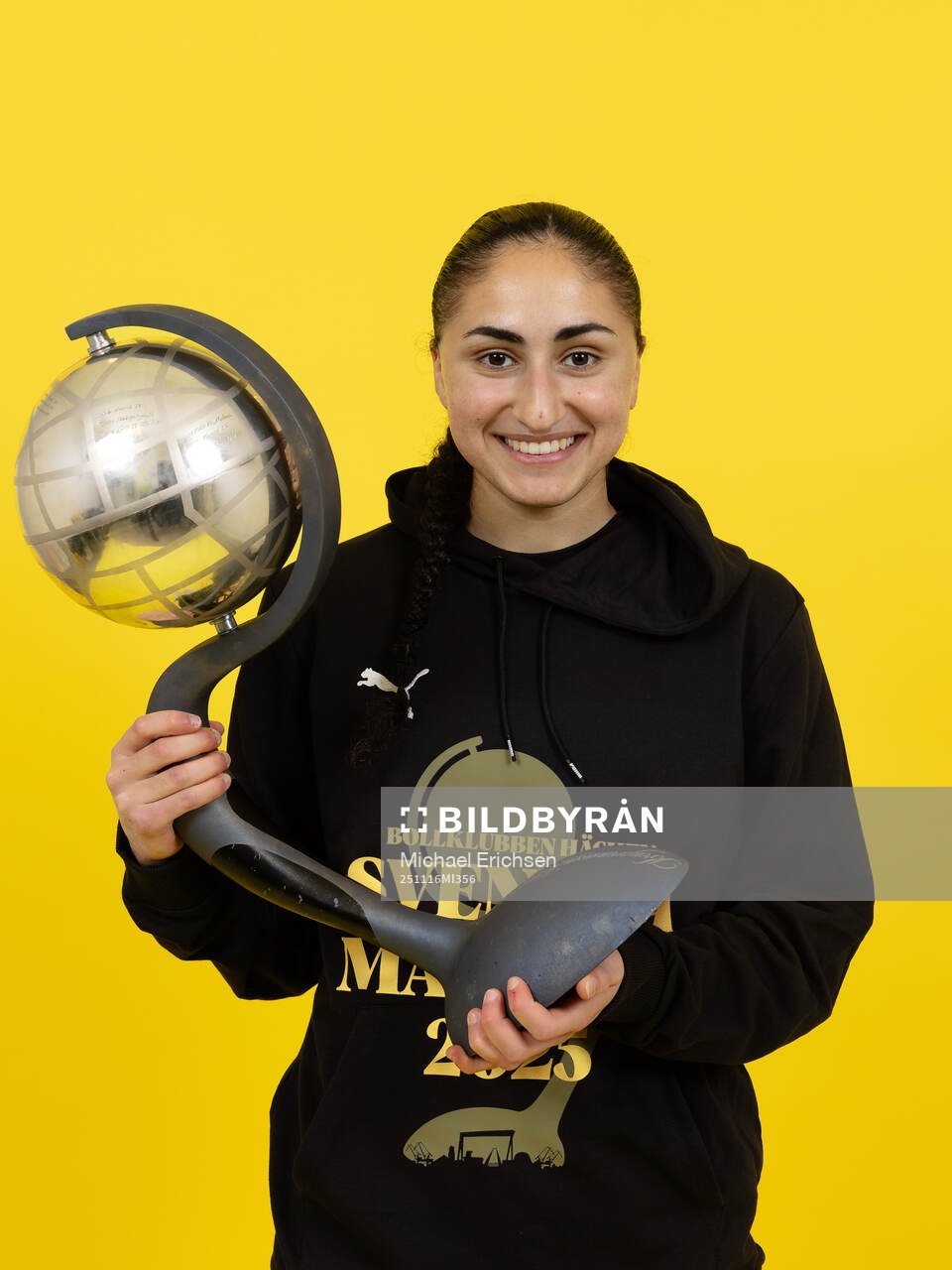 Häckens  Nesrin Akgun poserar med Kronprinsessan Victorias