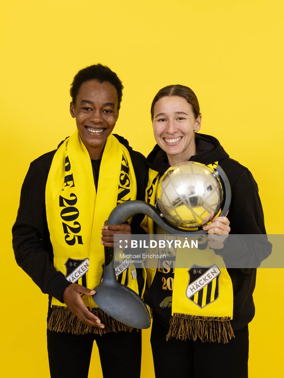 Häckens Faith Chinzimu och Tabby Tindell jublar med