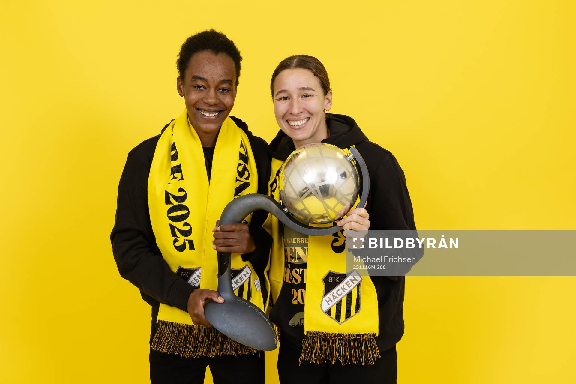Häckens Faith Chinzimu och Tabby Tindell jublar med