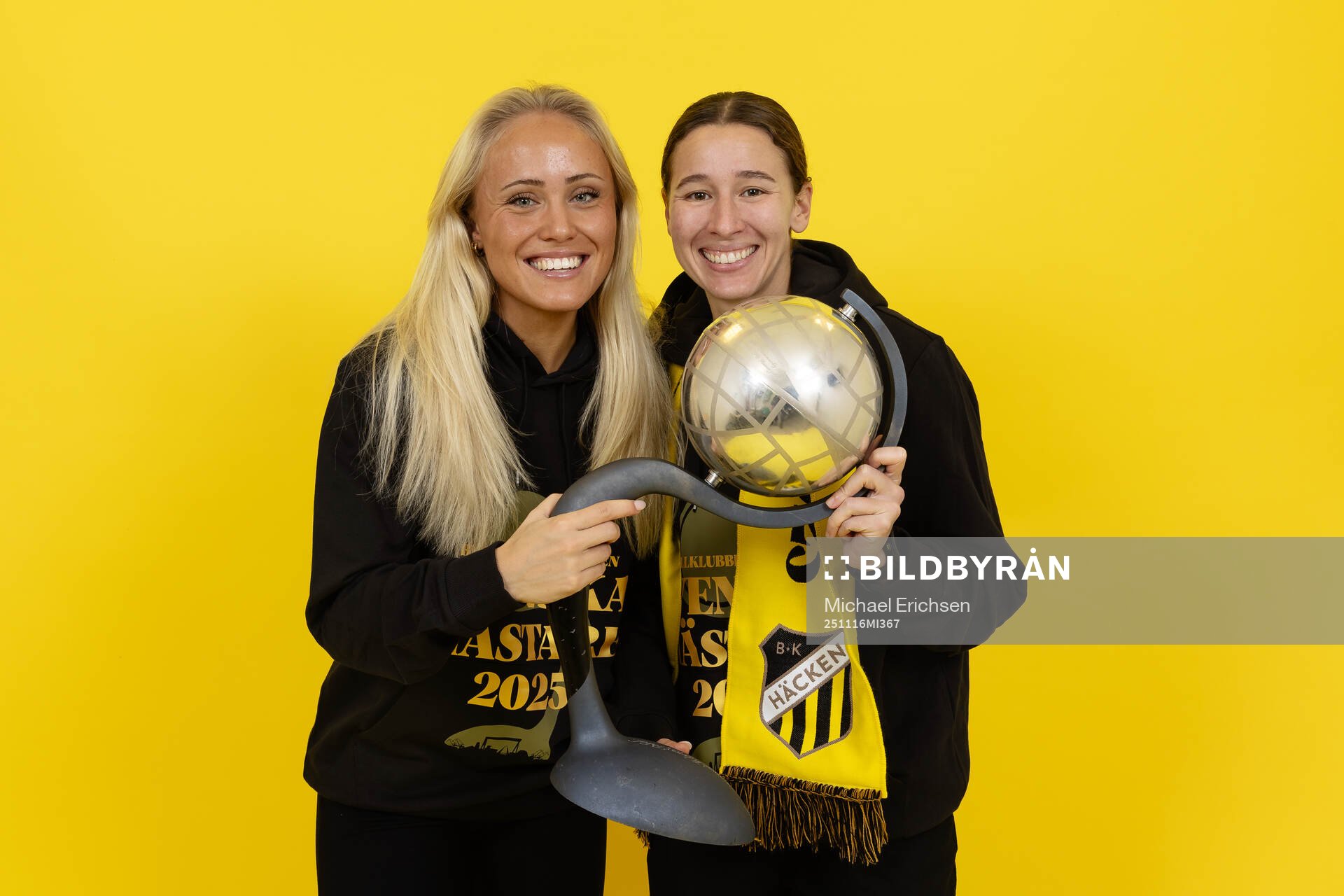 Häckens Alva Selerud och Tabby Tindell jublar med
