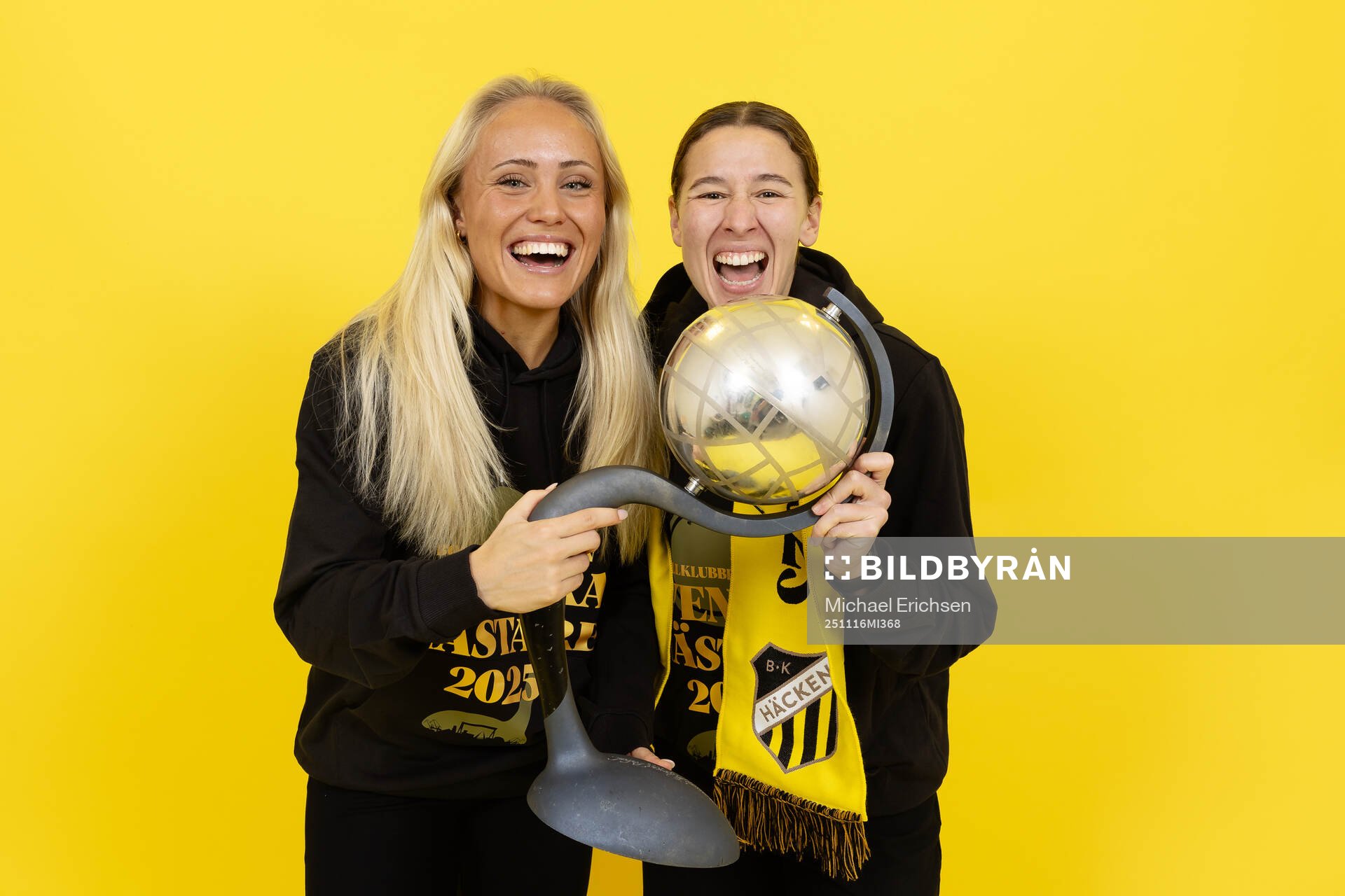 Häckens Alva Selerud och Tabby Tindell jublar med