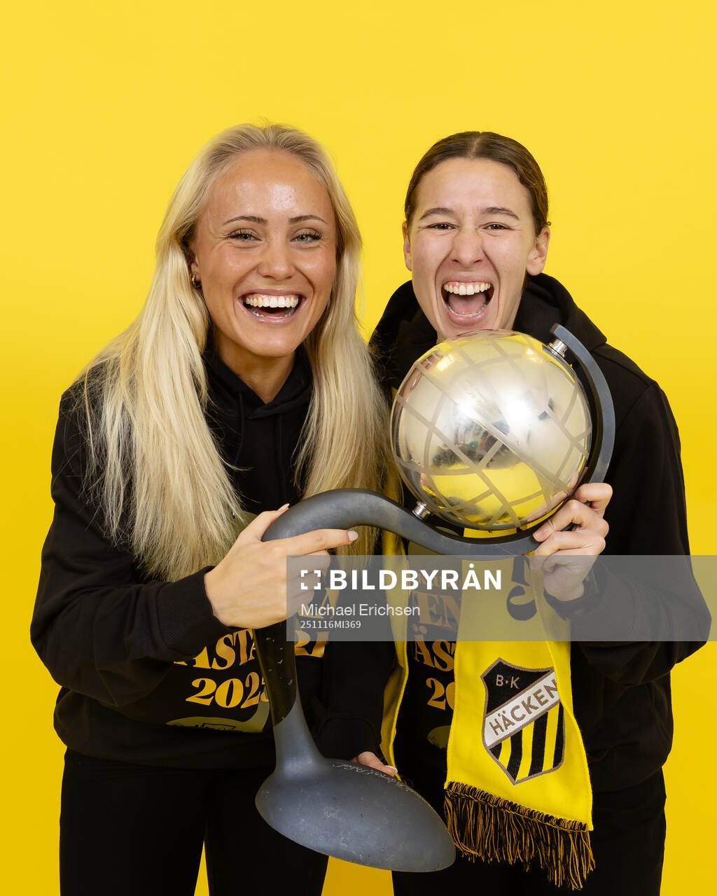 Häckens Alva Selerud och Tabby Tindell jublar med