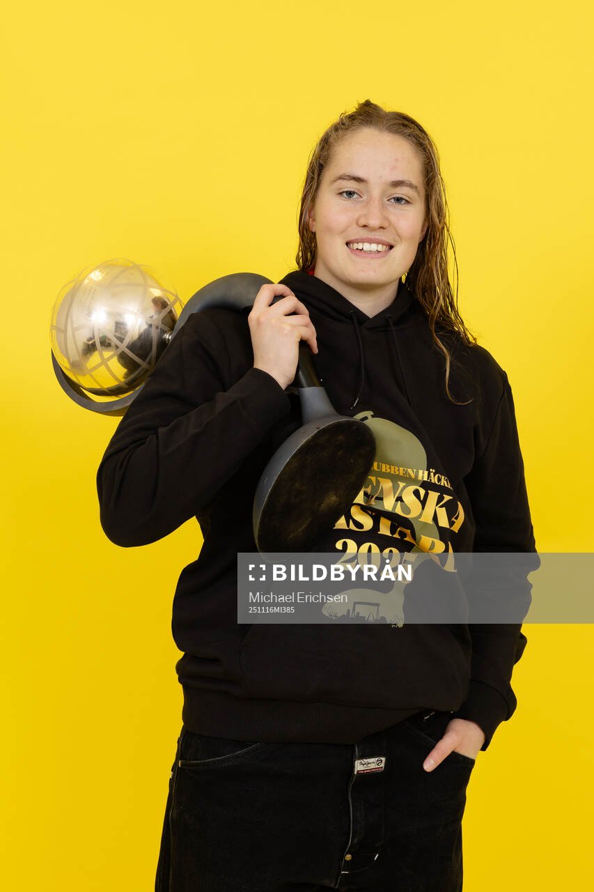 Häckens målvakt Fanney Birkisdottir jublar med