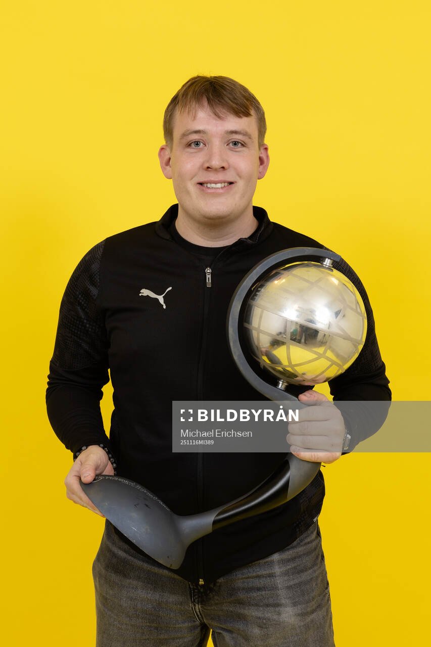 Häckens kommunikatör Mathias Gerlach jublar med