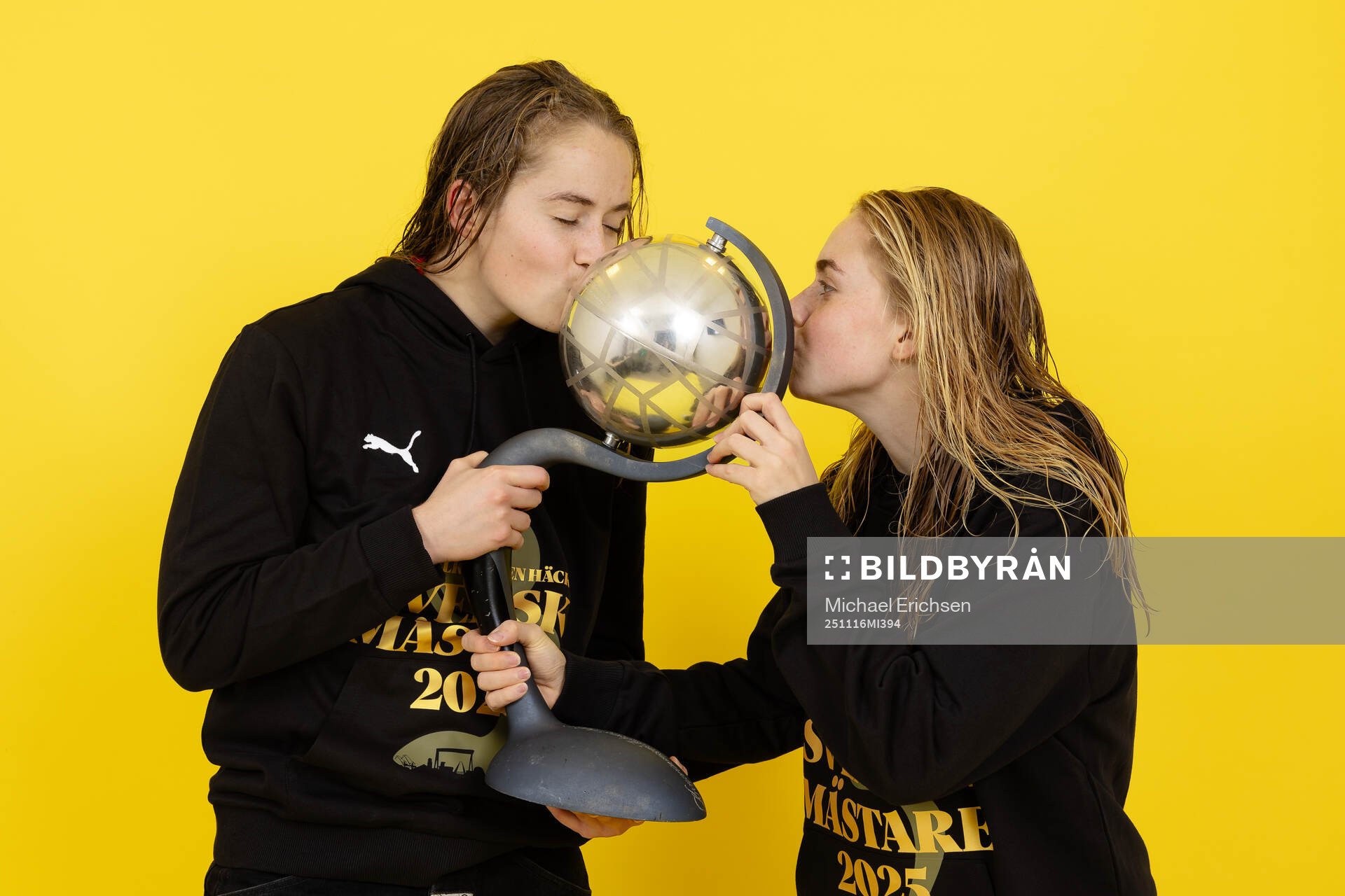 Häckens målvakt Fanney Birkisdottir och Pernille Sanvig